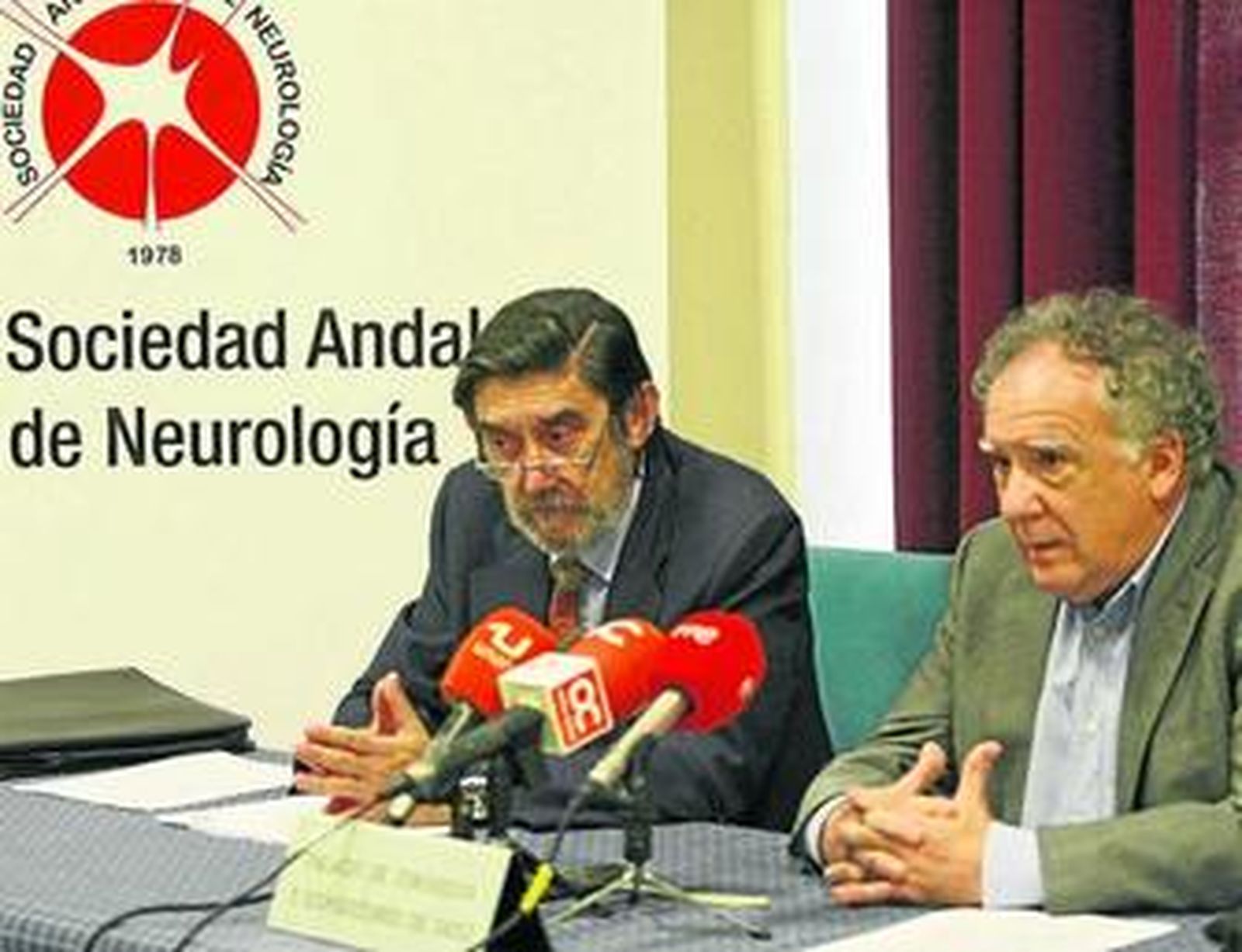 Los doctores Santiago Cousido (i) y Guillermo Izquierdo, durante la rueda de prensa de ayer.