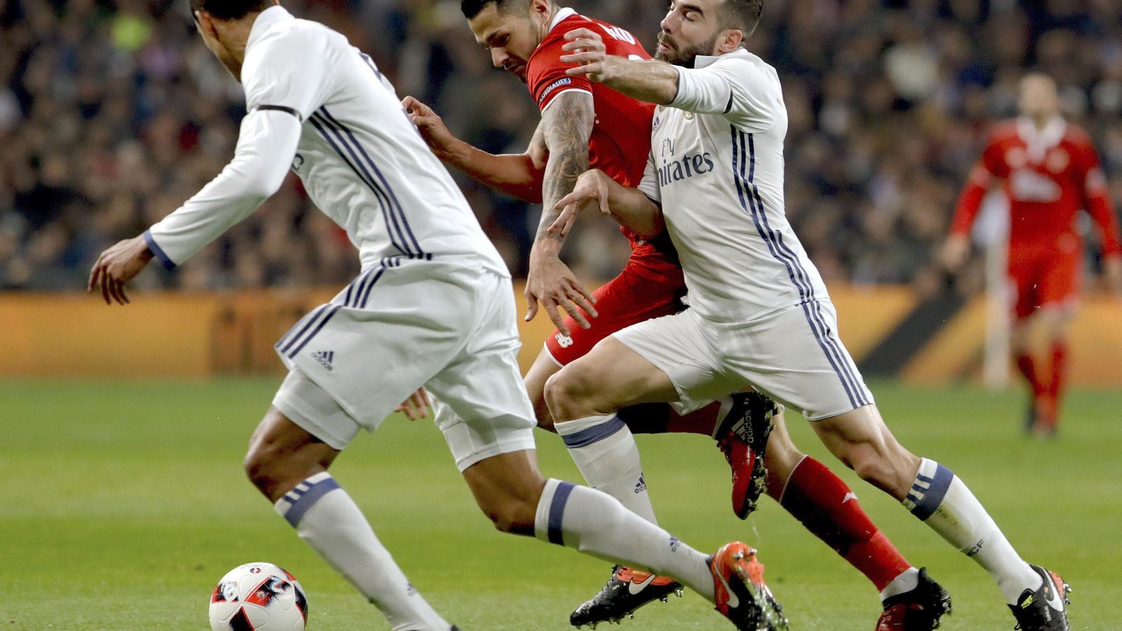 Vitolo intenta marcharse de Carvajal.