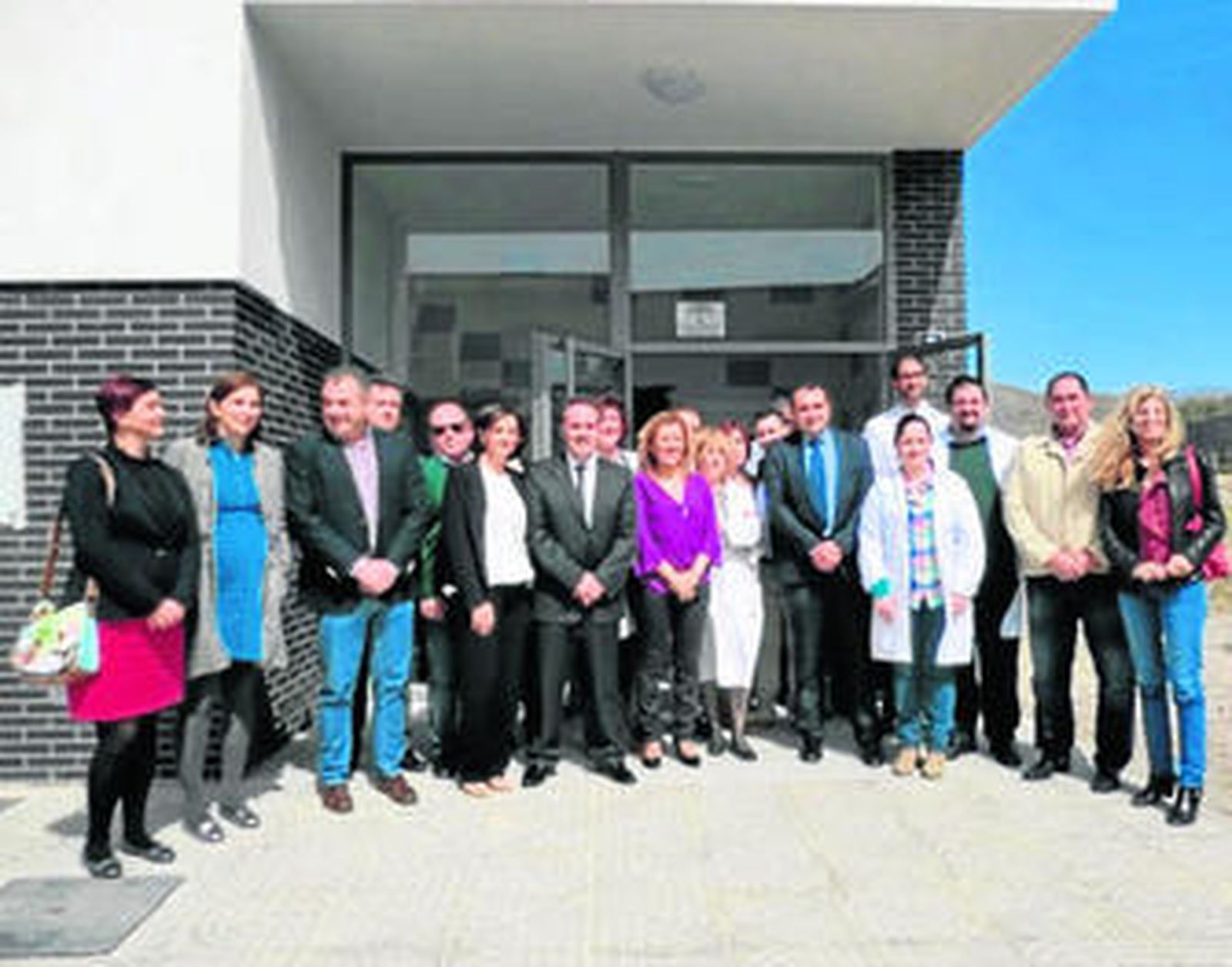 Foto de familia a las puertas del consultorio de La Venta de el Viso.