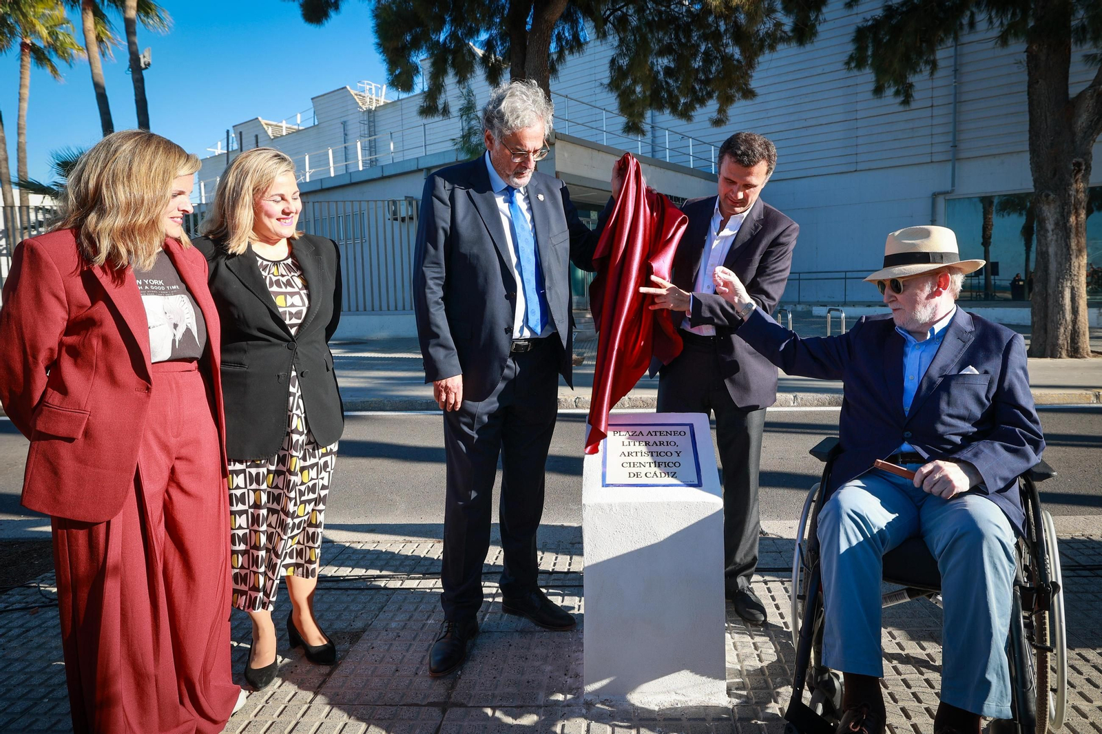 El alcalde, el presidente y el presidente de honor del Ateneo descubren el monolito del nuevo nombre de la plaza