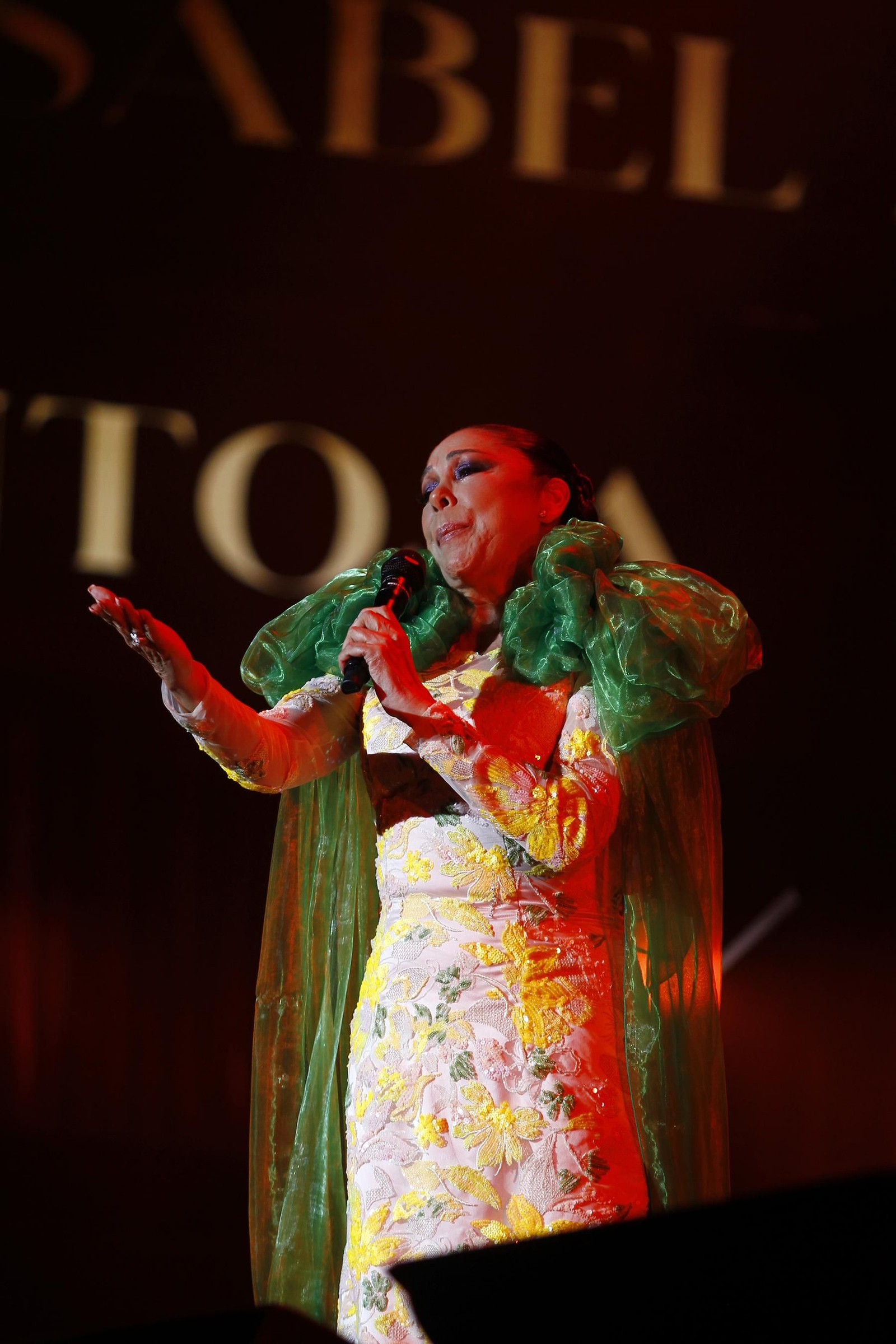 Isabel Pantoja cautiva al público de Almería en la plaza de toros