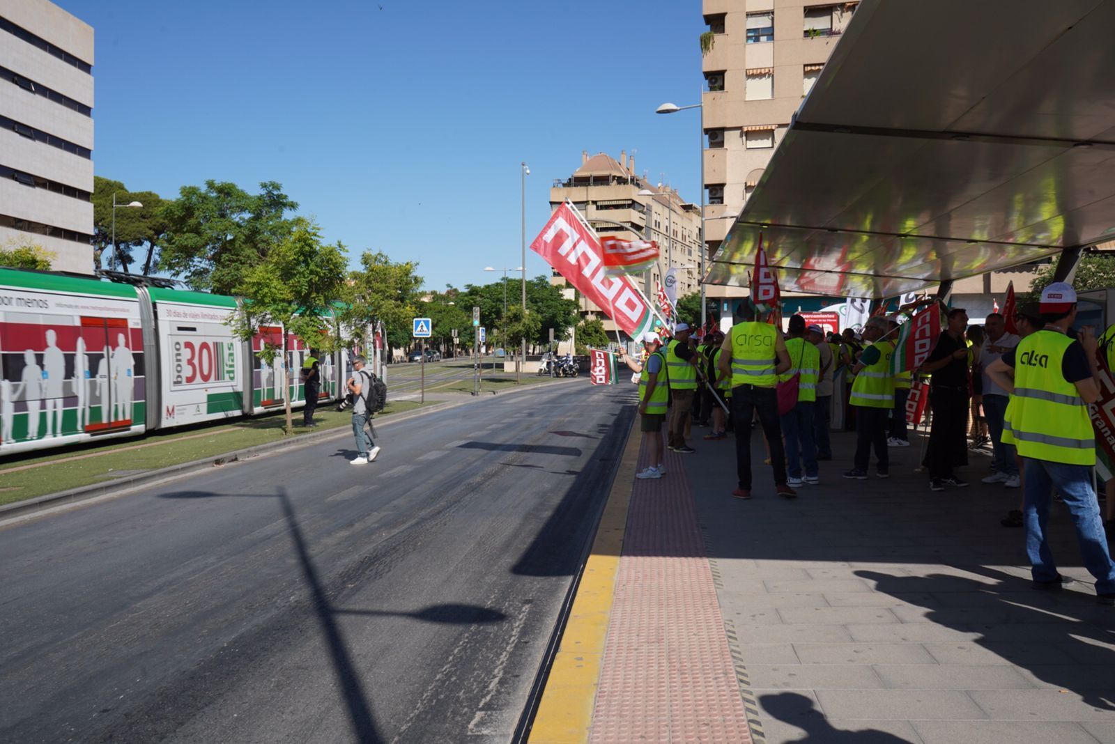 Fotos: así transcurre la manifestación y la huelga de autobuses urbanos de Granada