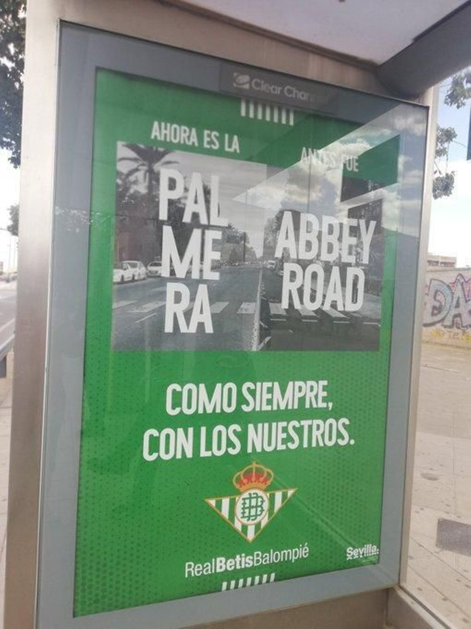 Marquesina adornada dentro de la campaña 'Como siempre, con los nuestros'.