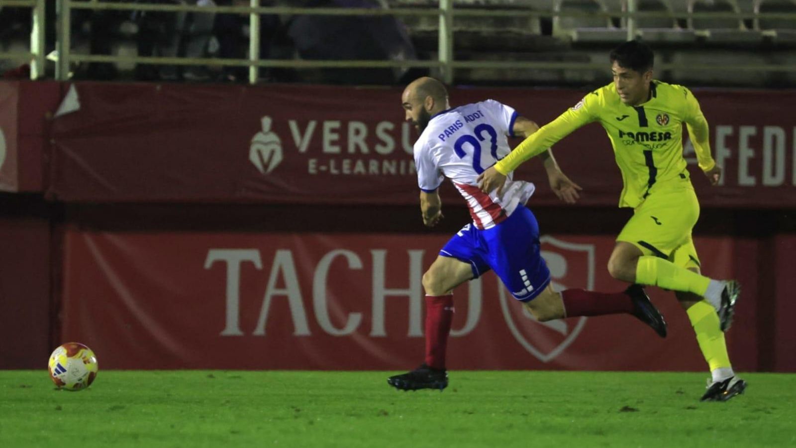 Paris Adot se escapa de un contrario.