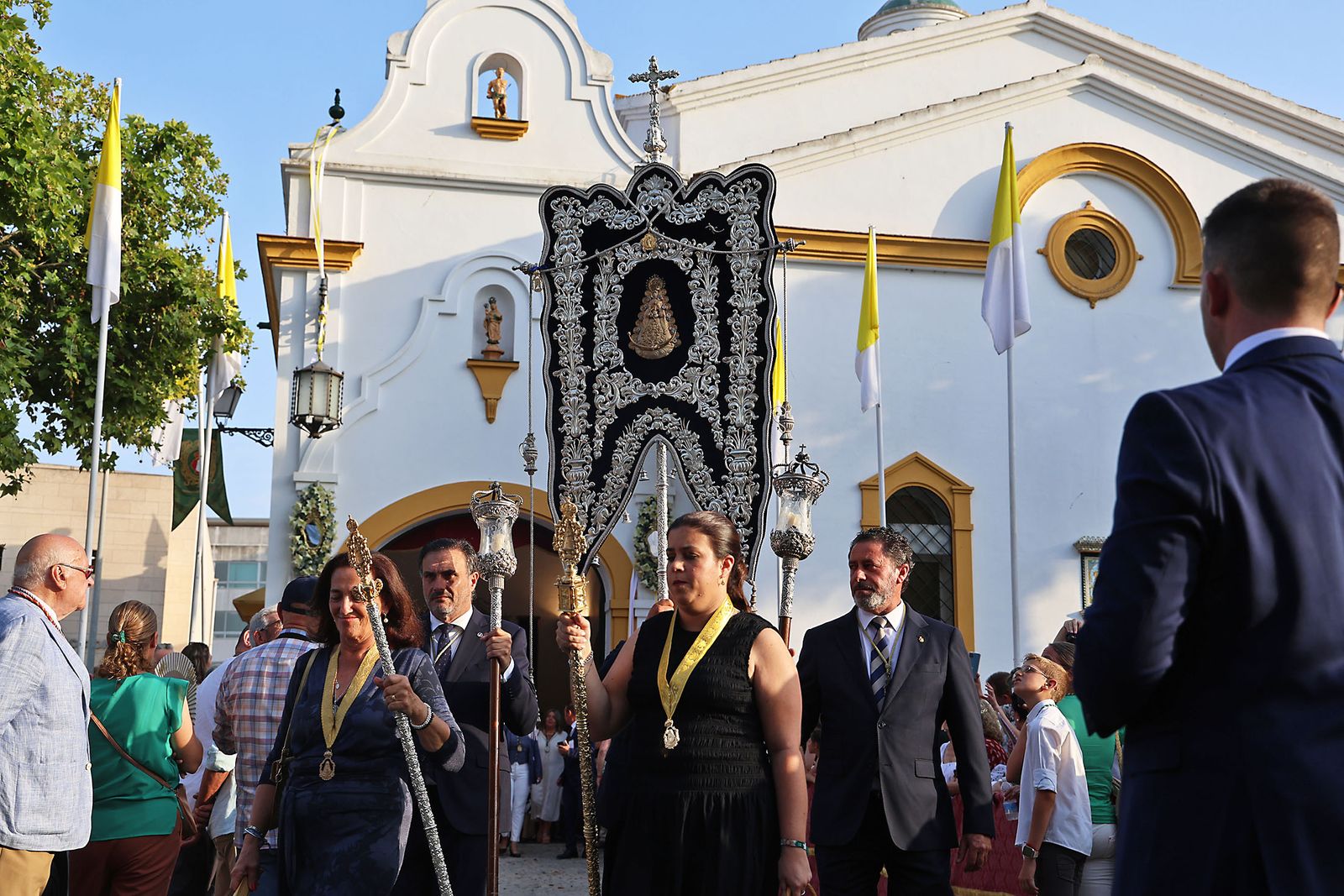 Imágenes del Rosario Jubilar rociero celebrado por las 25 hermandades filiales de la Matriz de Almonte en La Merced