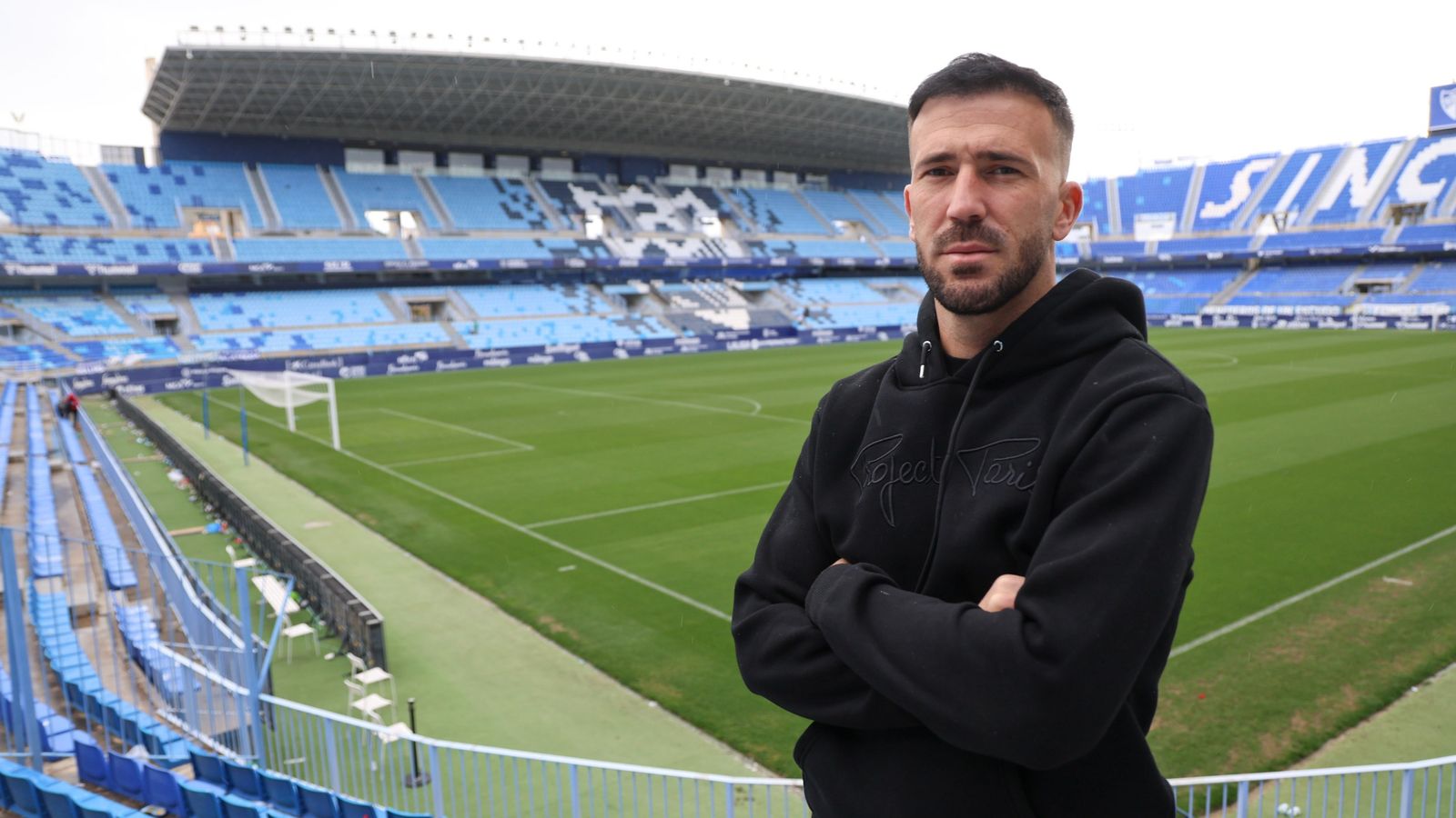 Dioni posa para 'Málaga Hoy' en el estadio.