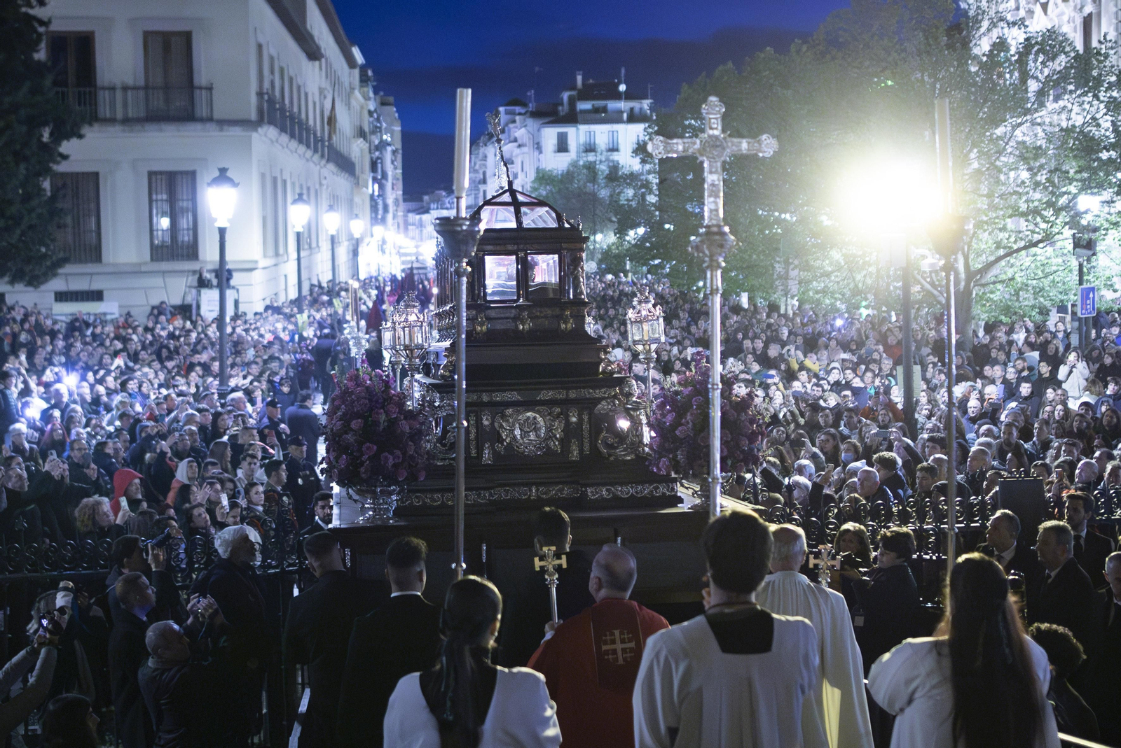 Fotos: Sepulcro hace su estación de penitencia