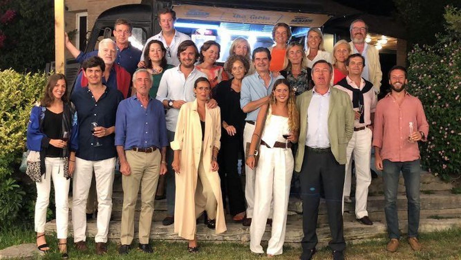 El anfitrión Federico Mateos de la Calle con Paloma García Pemán, José María Mateos, Eduardo Basa, Juan García, José Luis Fernández Rivero, Belén Gallego, Andrés Villagrán, María, Marta y Federico Mateos de Ciria, Inmaculada Casas, María Vargas, Cristina Rein, Lourdes García de Arboleya, Inmaculada Díaz de los Reyes, Carlos Pablo-Romero, Pilar Moral, José María Mateos de la Calle y Guillermo Rebuelta.