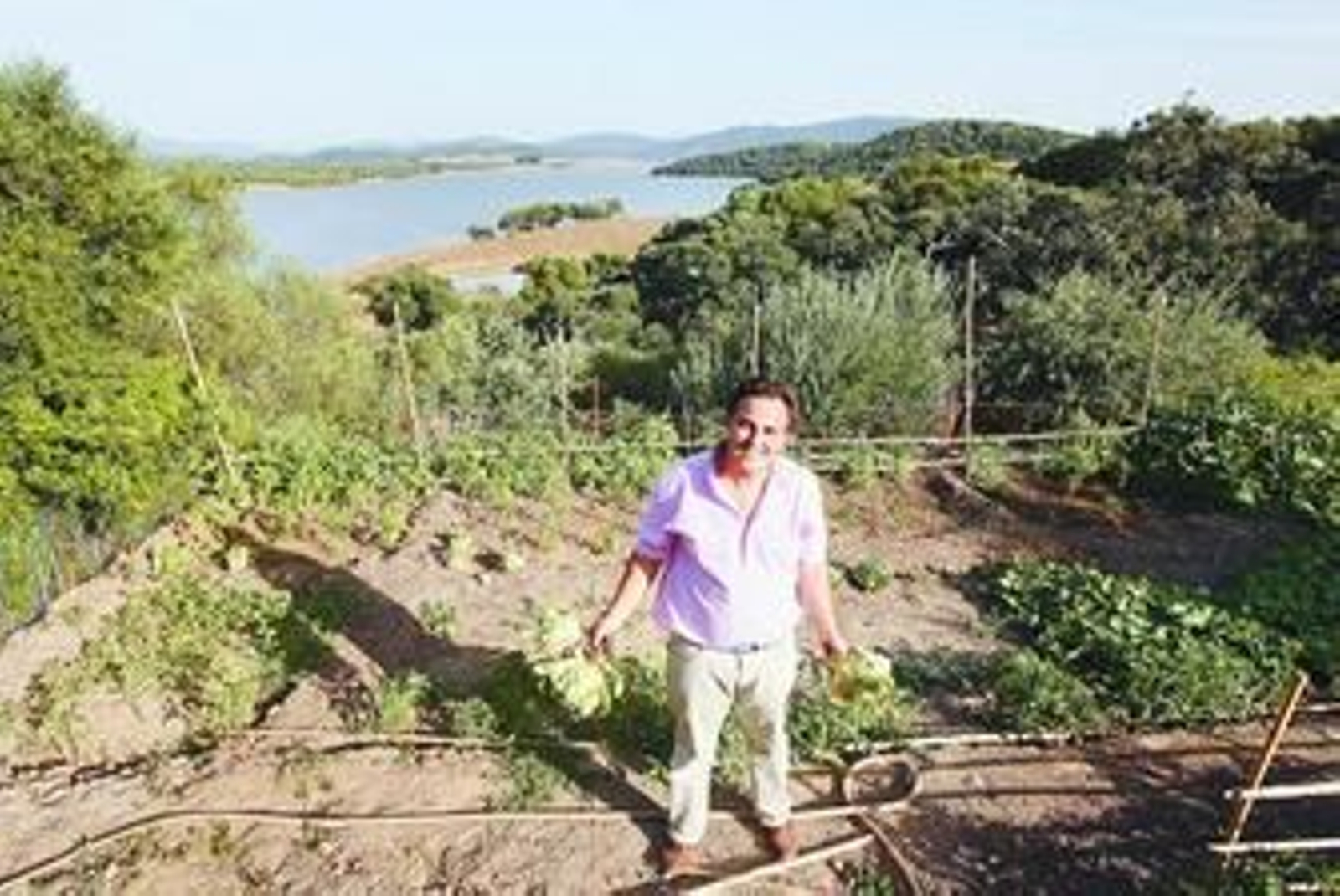 Javier Gómez, ingeniero de montes, dueño de una pequeña finca en el borde del parque.