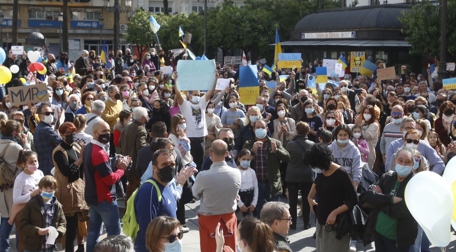 La concentración contra la guerra en Ucrania en Córdoba, en imágenes