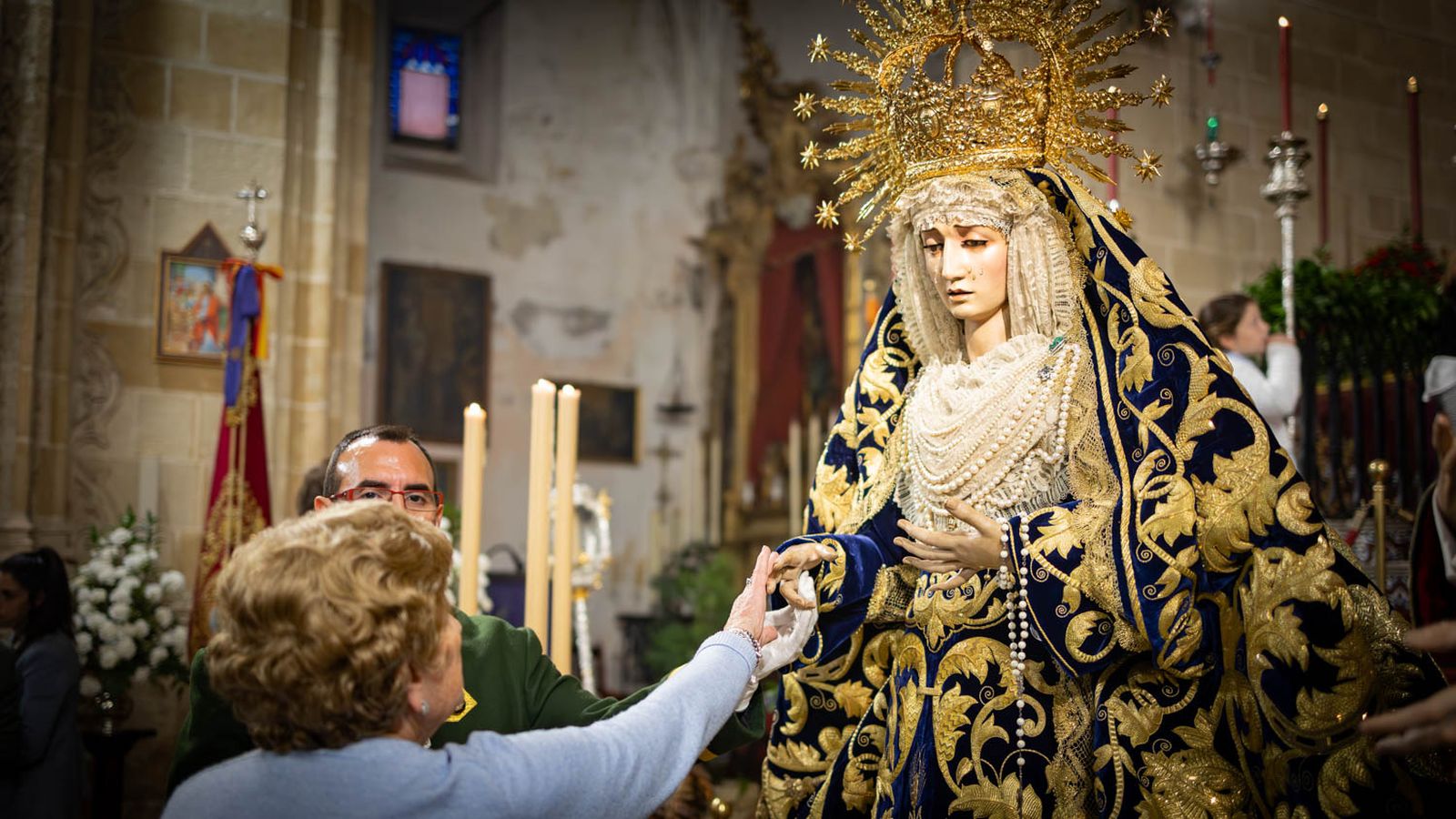Los besapiés y besamanos del Domingo de Pasión en Jerez, en imágenes