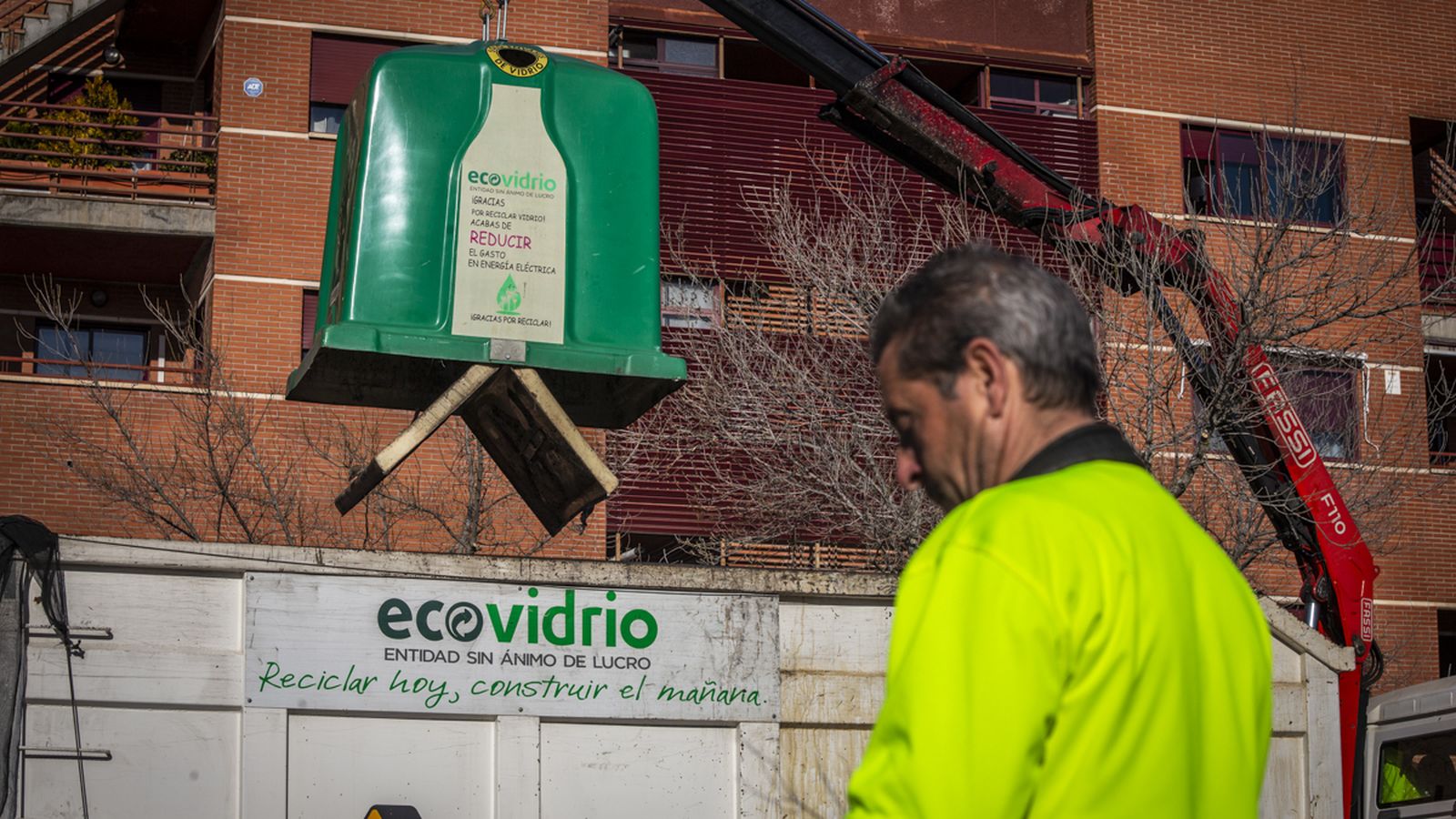 Un operario descargando un contenedor.