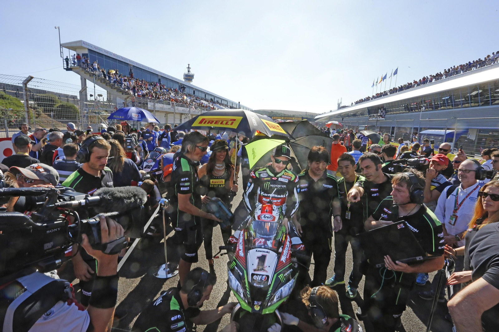 El piloto norirlandés Jonathan Rea, en la parrilla de salida en 2017