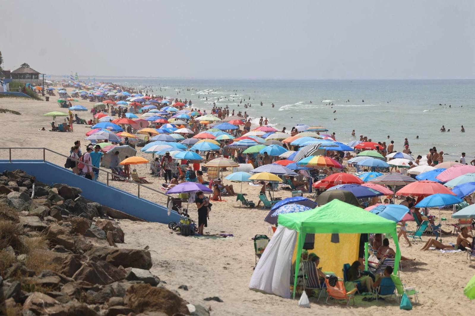 Imágenes del ambiente en las playas de Huelva