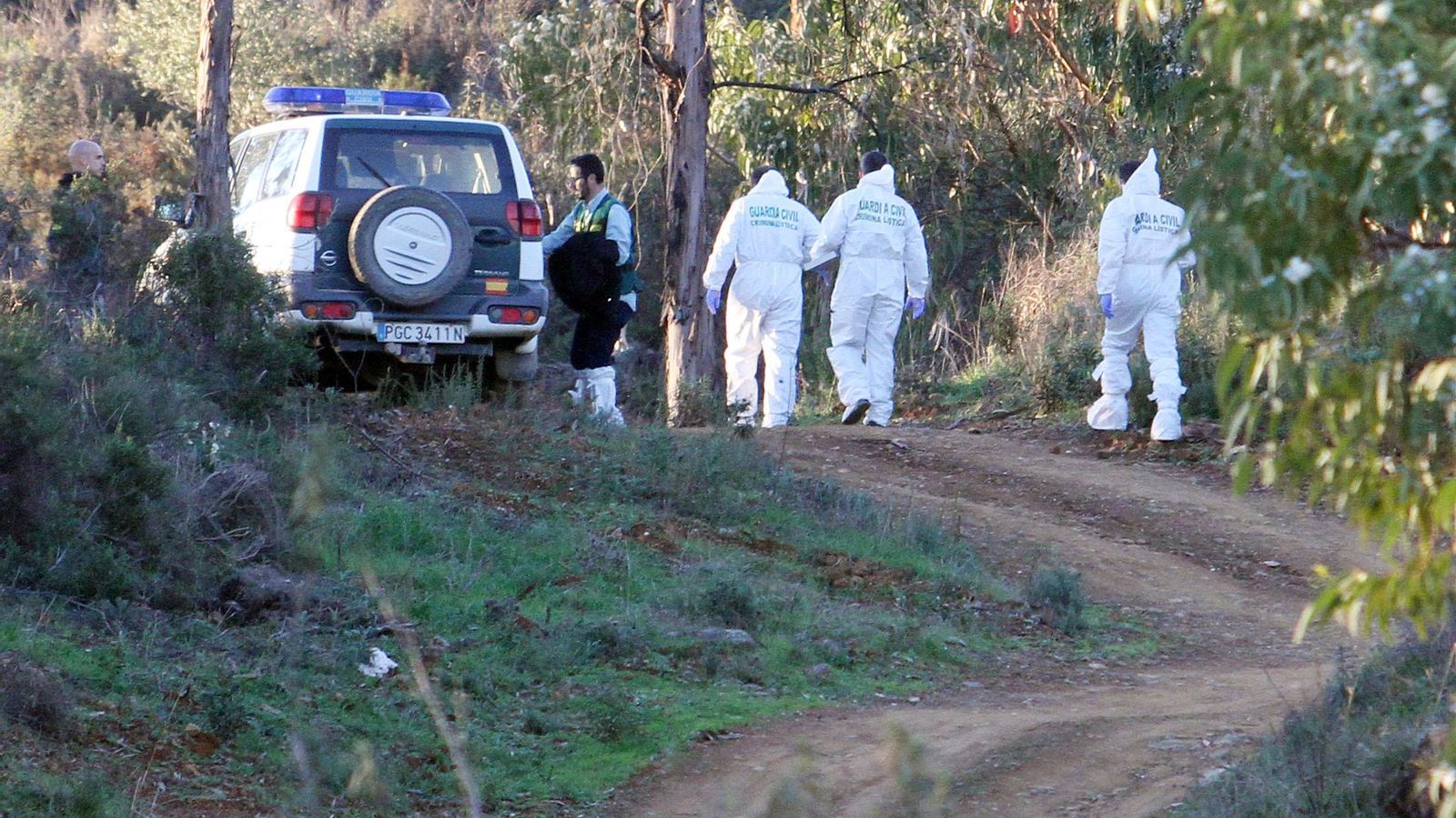 La Guardia Civil, durante el rastreo en la zona en la que apareció el cuerpo de Laura Luelmo.