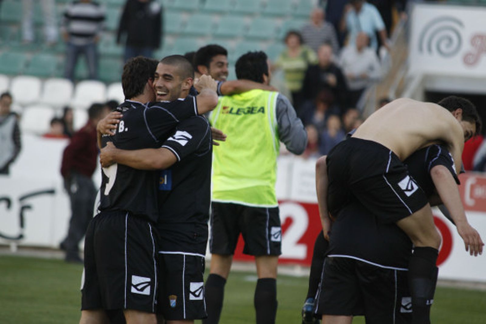 Risas y abrazos tras el final del partido. La Primera está más cerca.  Foto: L.O.F.