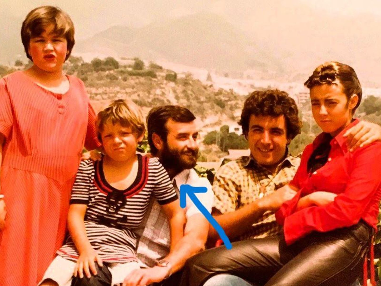 Alfonso Santos, señalado por la flecha, con actores de 'Verano Azul' y el productor Juan Lebrón, entonces cámara