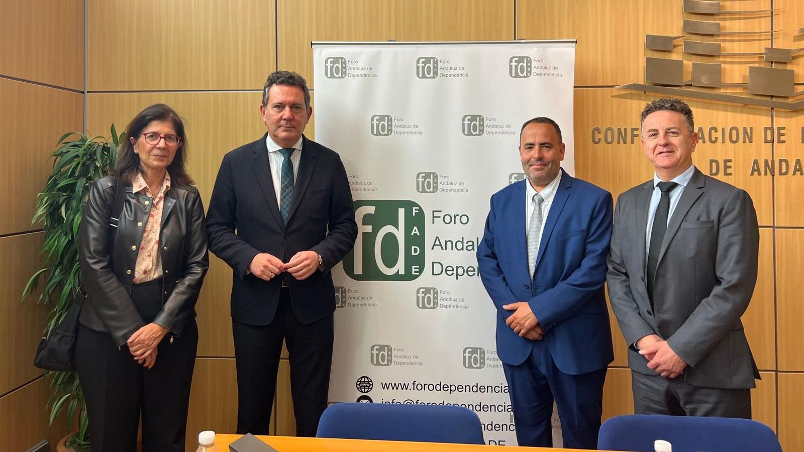 Representantes almerienses conJosé Repiso, viceconsejero de la Consejería de Inclusión Social, Juventud, Familias e Igualdad