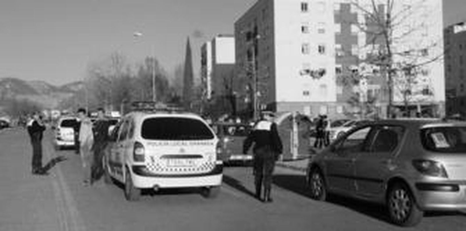 Agentes de la Policía Local realizando ayer por la tarde un control en las proximidades de la calle del suceso.