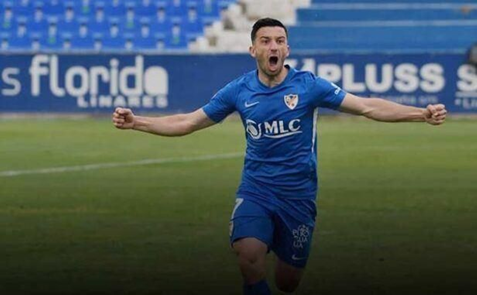 El exbalono Hugo Díaz celebra un gol con el Linares