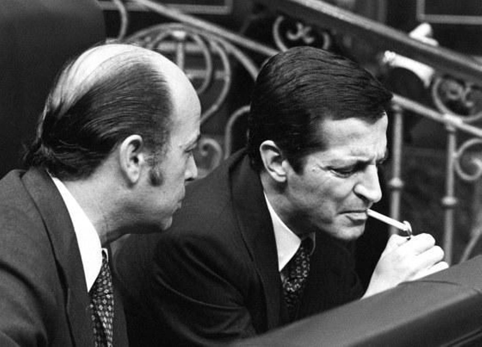 Adolfo Suárez fumando en su escaño del Congreso.

Foto: EFE