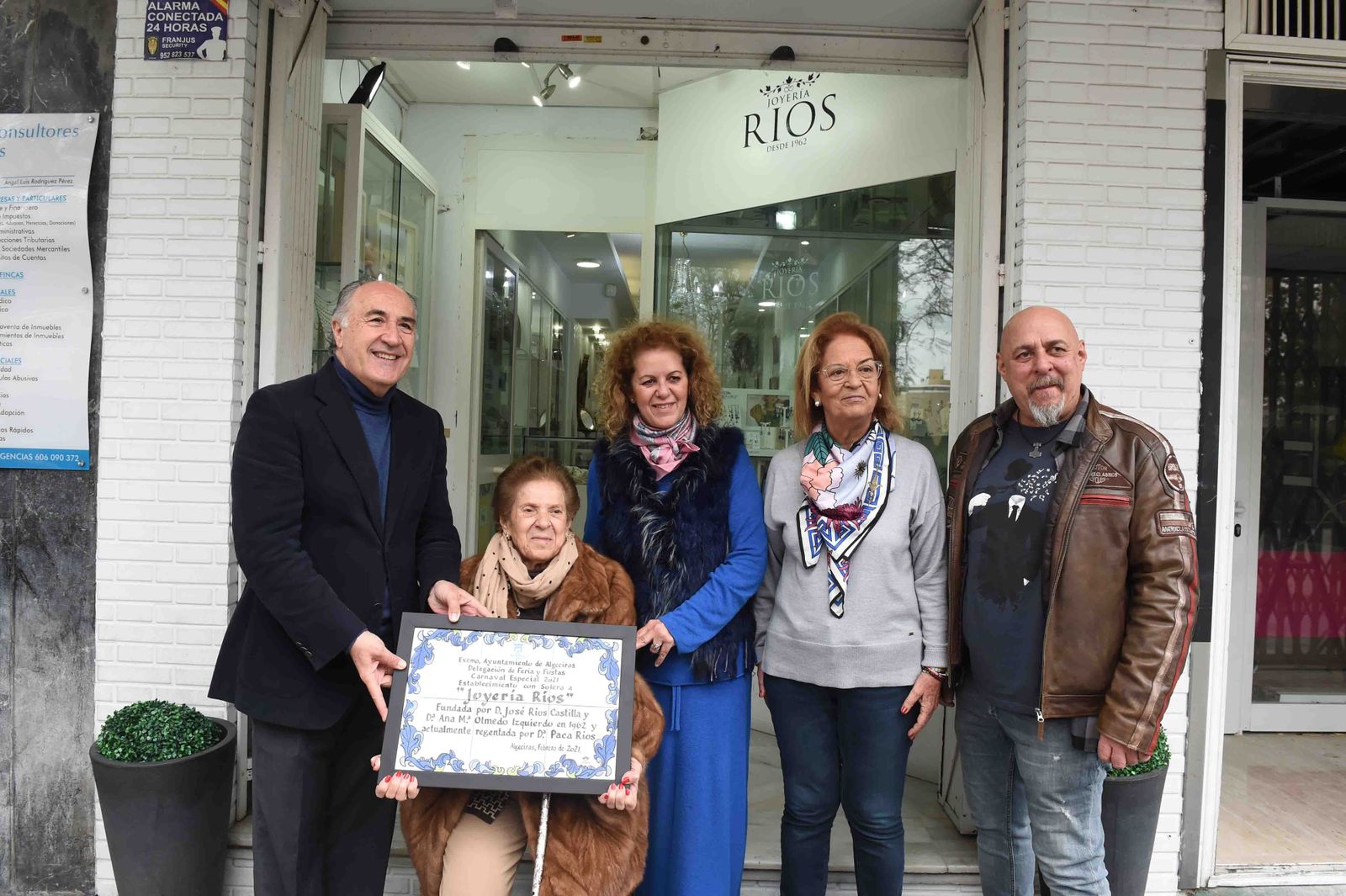 Entrega de la placa  a la Joyería Ríos.