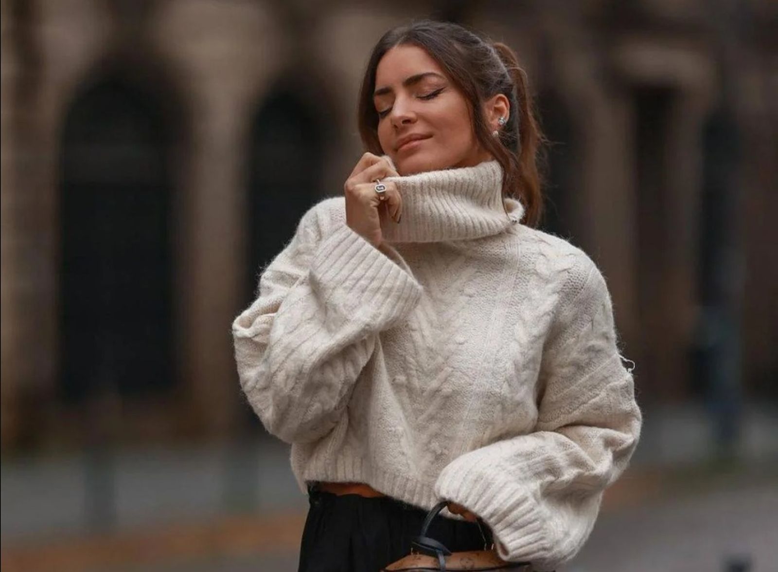 Un jersey de lana en tonos claros aporta mucha luz a un look con pantalones o vaqueros oscuros.