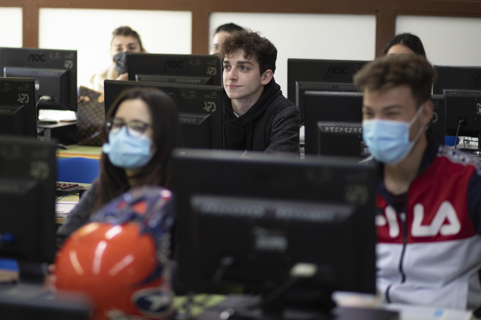 ¿Quién puede cobrar los 100 euros de complemento de las becas? ¿Cómo se solicita? Las claves de la nueva ayuda mensual a la que tienen derecho miles de estudiantes con beca de Granada