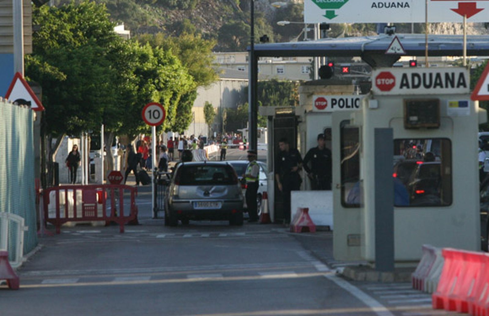 Denuncian que agentes españoles en la Verja son acosados y fotografiados