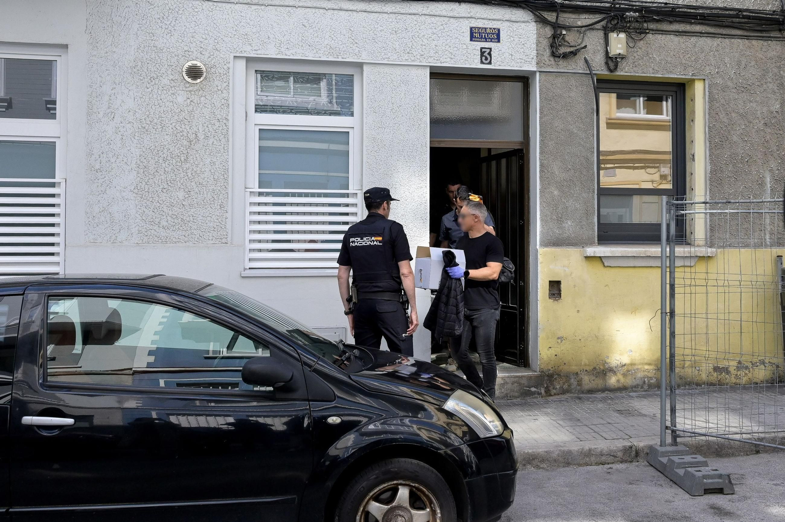 Agentes de la Policía Nacional en el lugar donde se comitió el crimen en La Coruña.