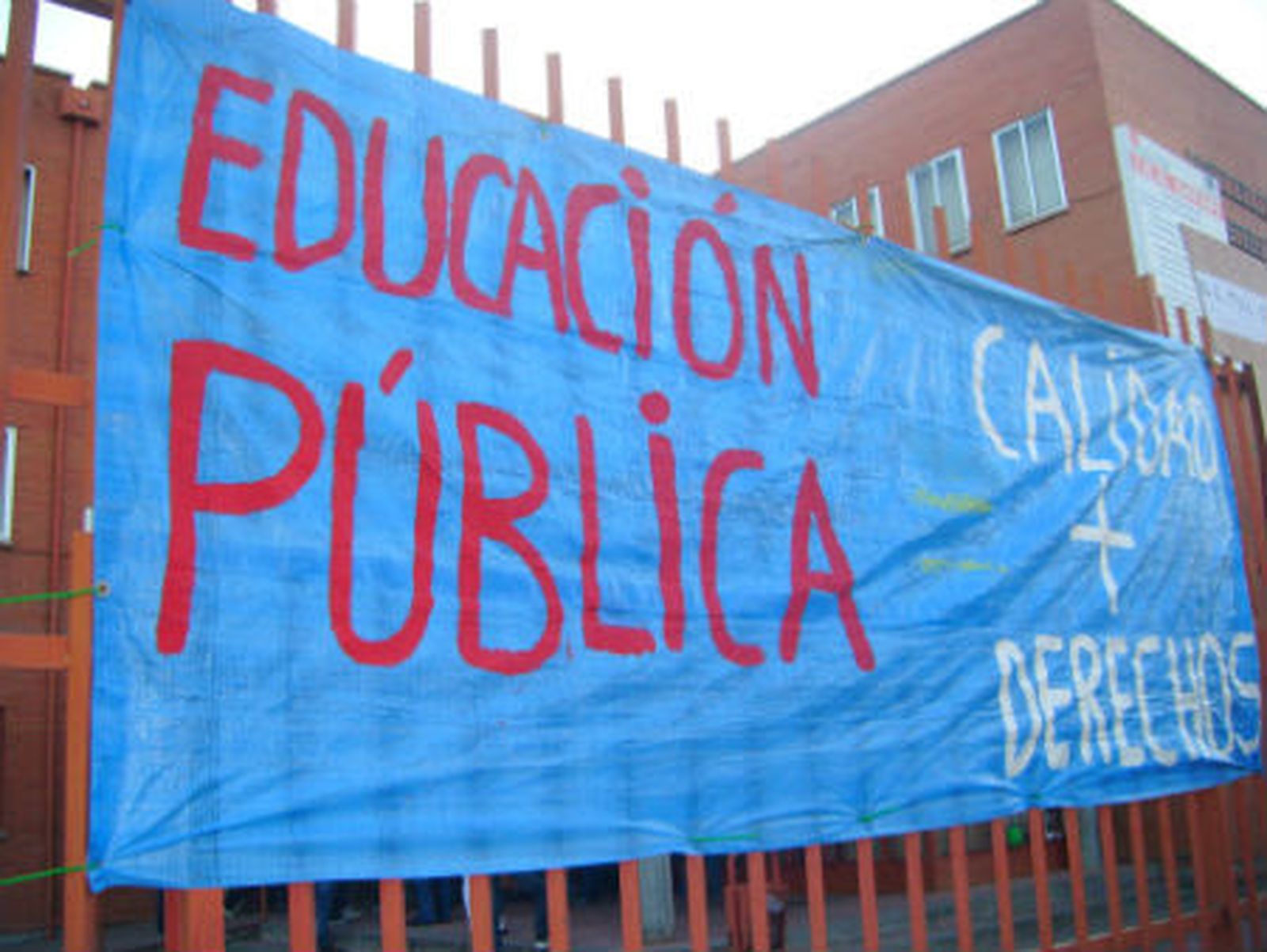 Pancarta que pide una educación pública de calidad.