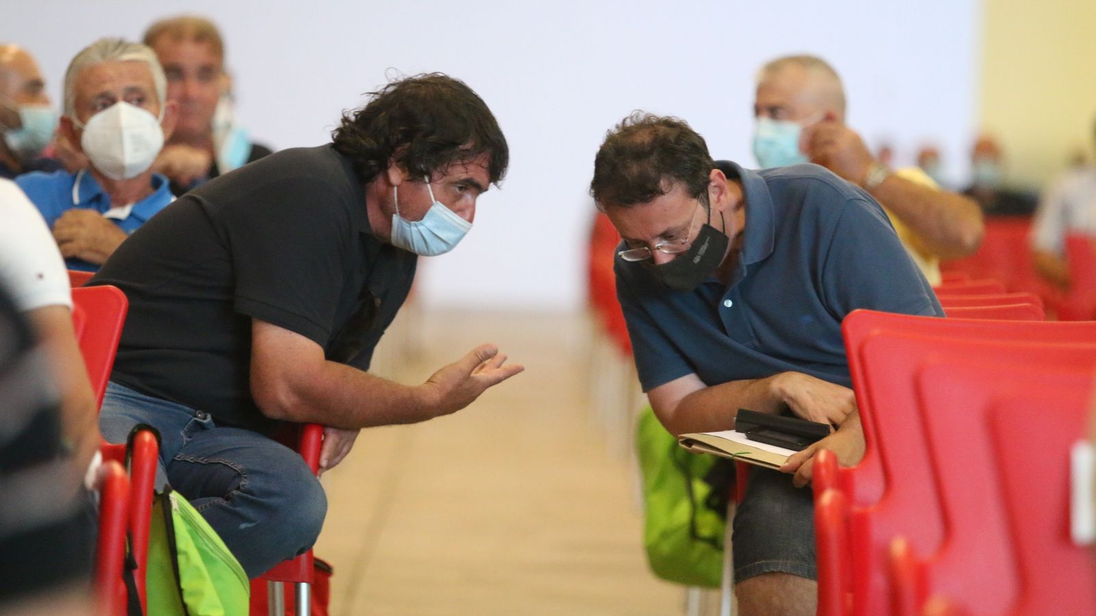 El debate estaba en todos y cada uno de los rincones del Palacio de Congresos de Campohermoso.