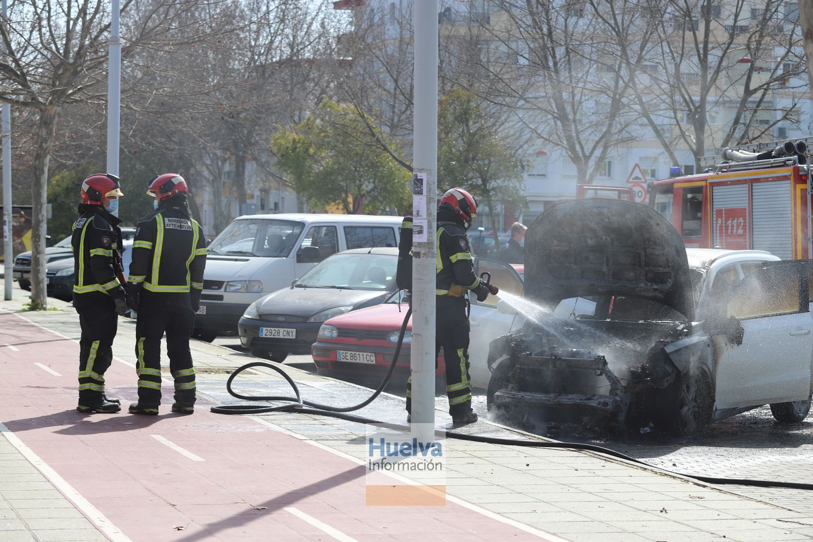 Arde un vehículo en la calle Honduras, junto a las instalaciones deportivas del Saladillo