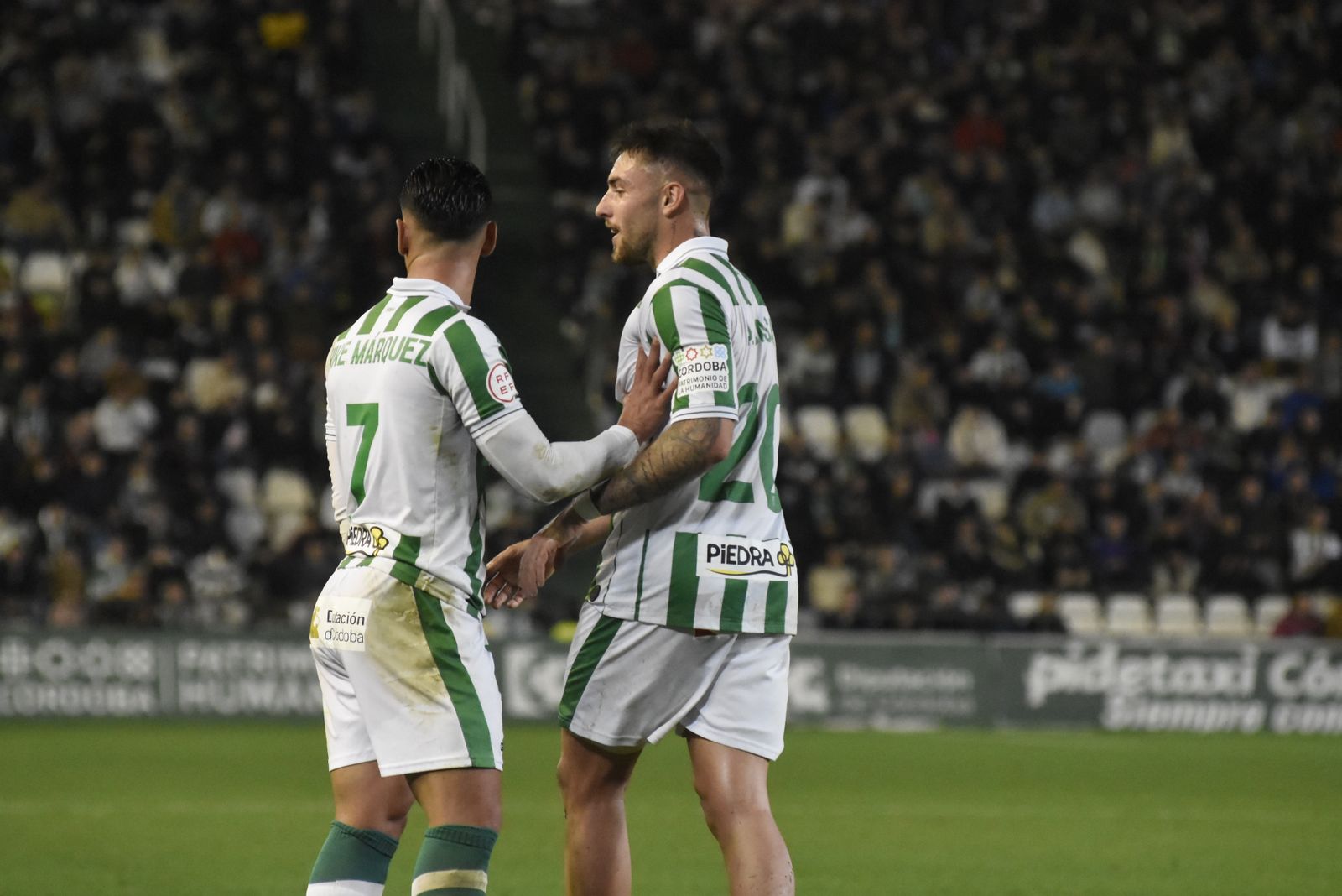Casas y Kike Márquez dialogan durante un partido en El Arcángel.