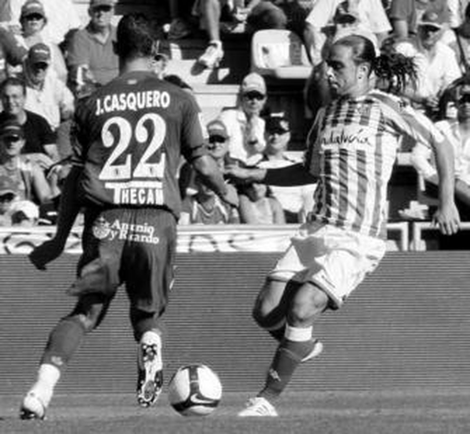 Sergio García intenta centrar ante la oposición de Casquero.