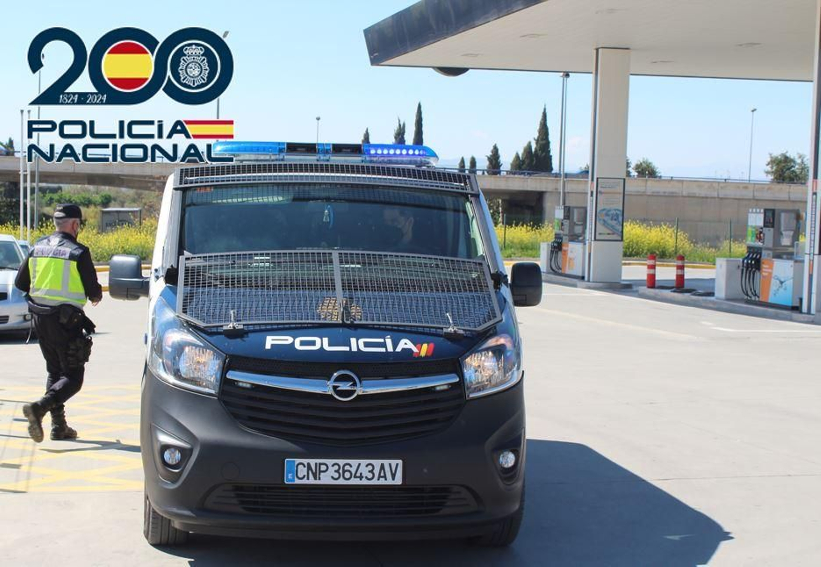 Patrulla en una gasolinera de Granada Patrulla en una gasolinera de Granada