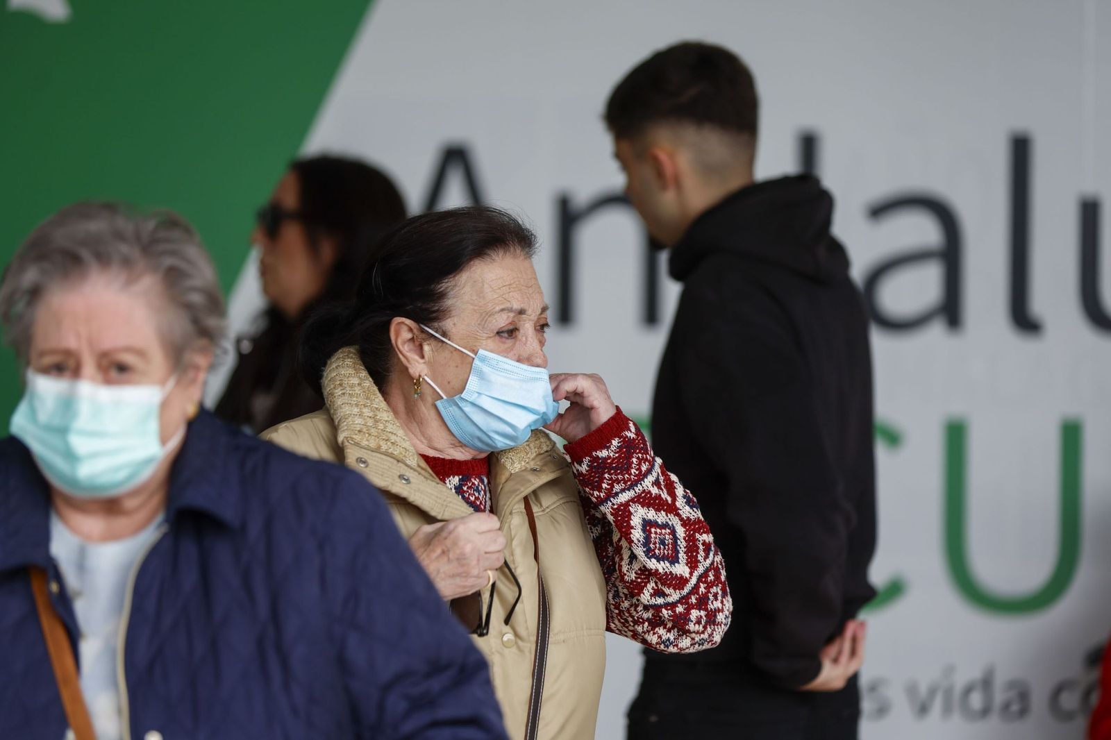 Pacientes en el hospital haciendo uso de mascarillas (no son obligatorias) siguiendo los consejos de las autoridades.