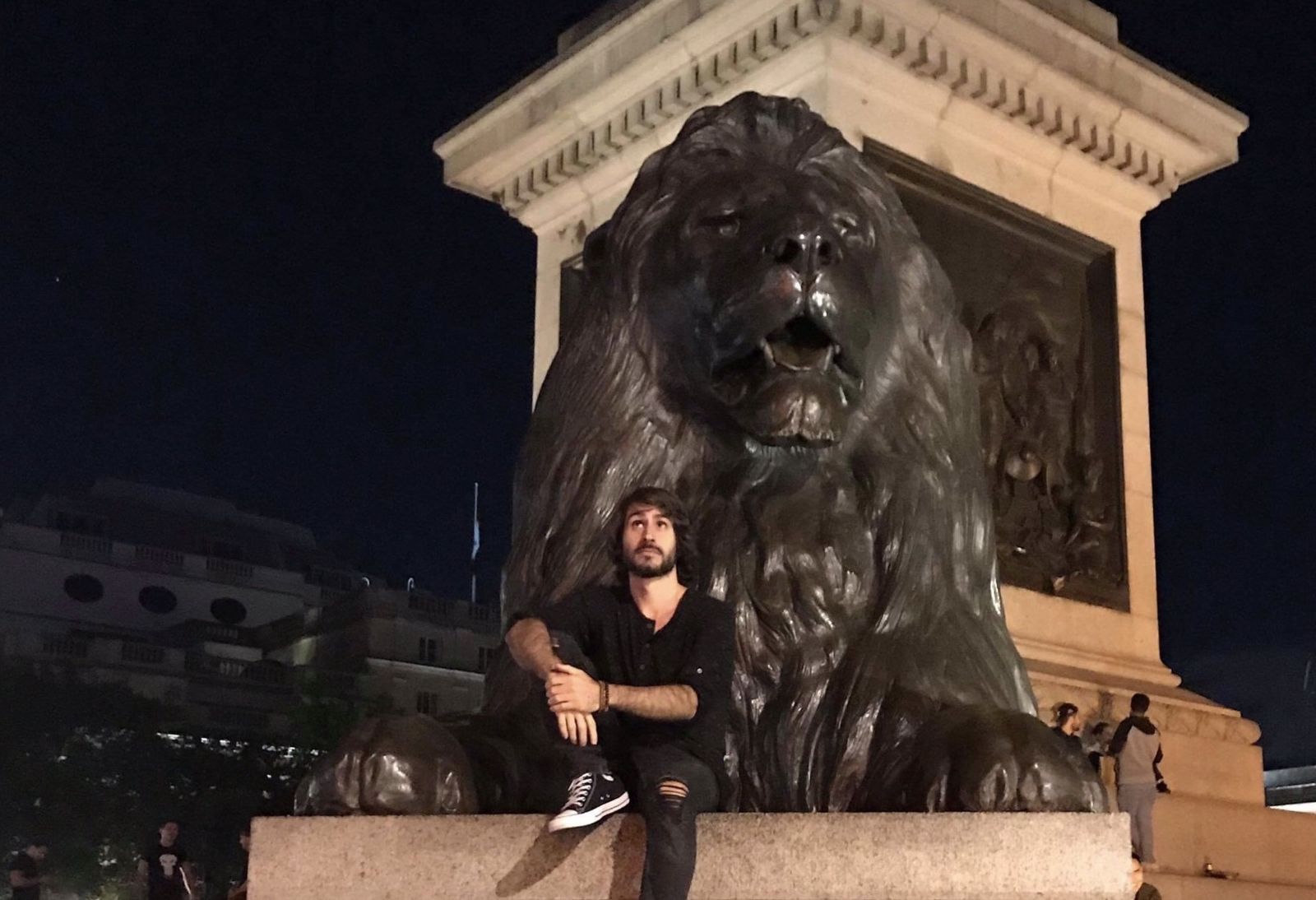 Álex Álvarez posa a los pies de uno de los leones en la base de la columna de Nelson en Trafalgar Square, en Londres, donde reside desde hace dos años.