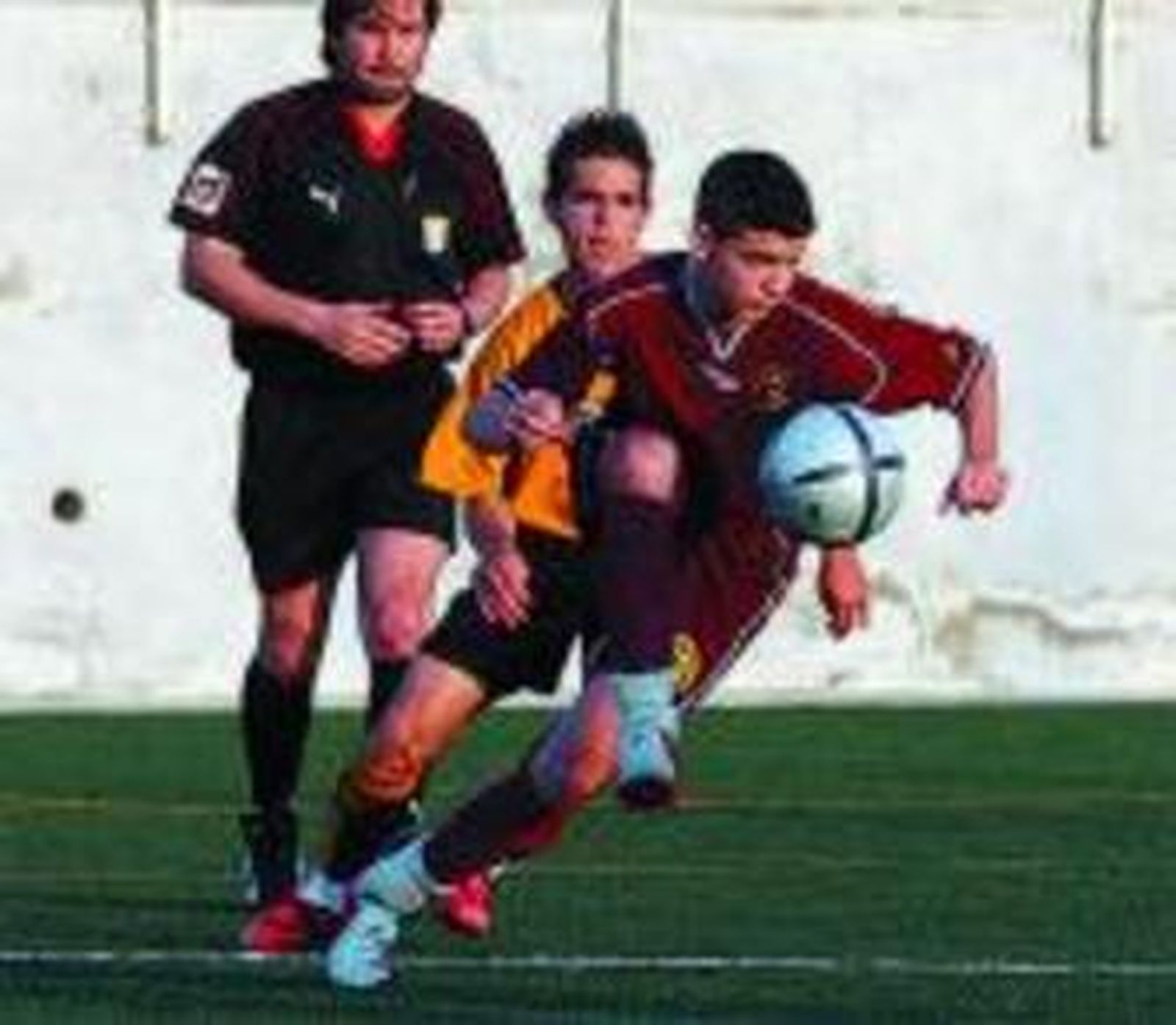 El visitante Montero con el balón.