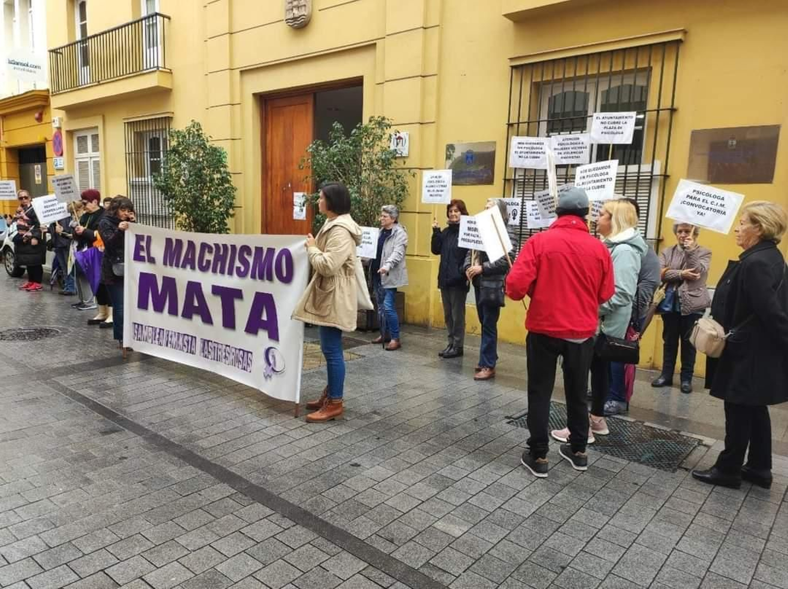 Una imagen de la concentración a las puertas de la Concejalía de Asuntos Sociales e Igualdad. Una imagen de la concentración a las puertas de la Concejalía de Asuntos Sociales e Igualdad.