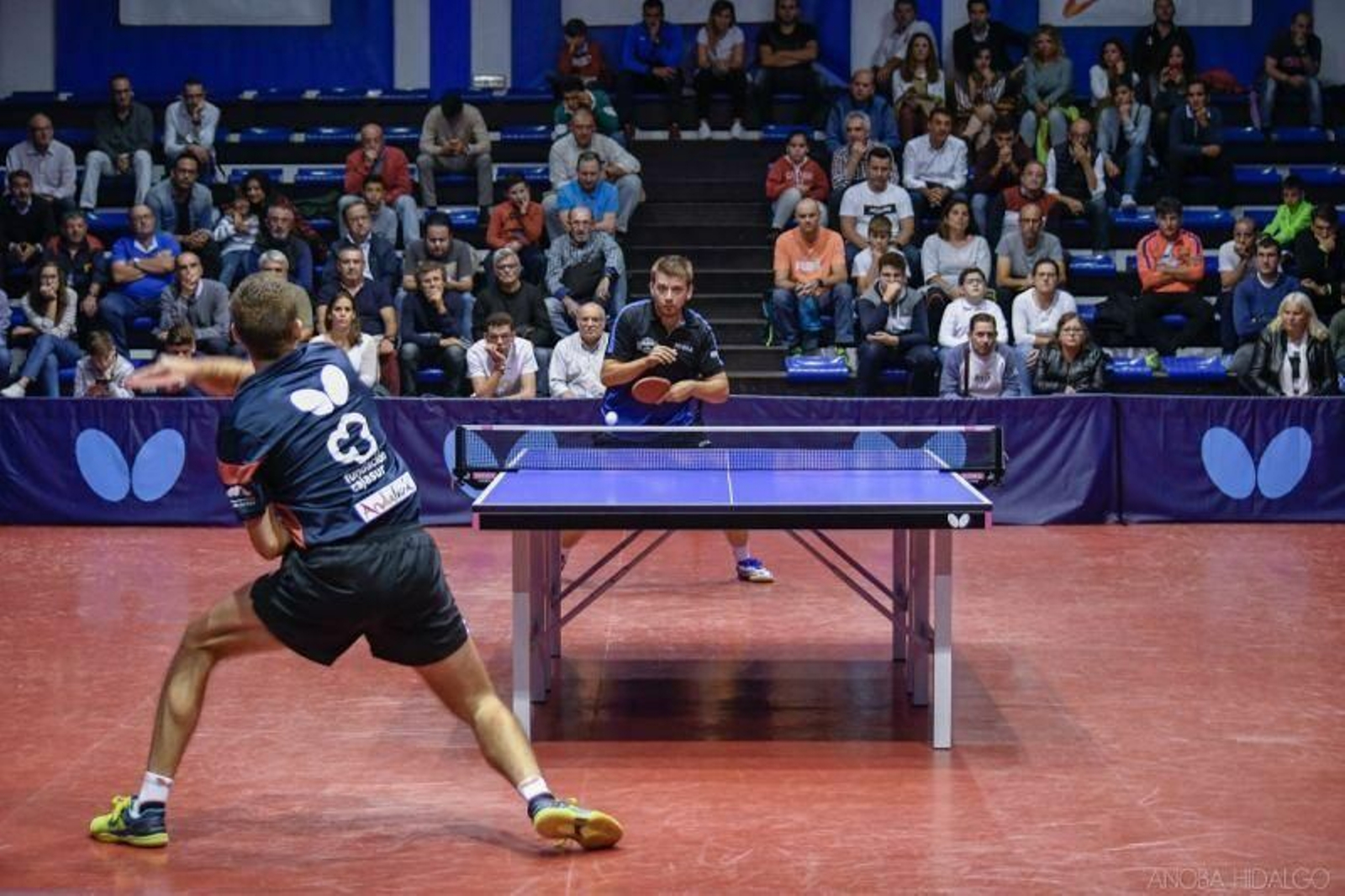 Daniel Kosiba devuelve una bola durante un partido de la presente temporada del Cajasur Priego.