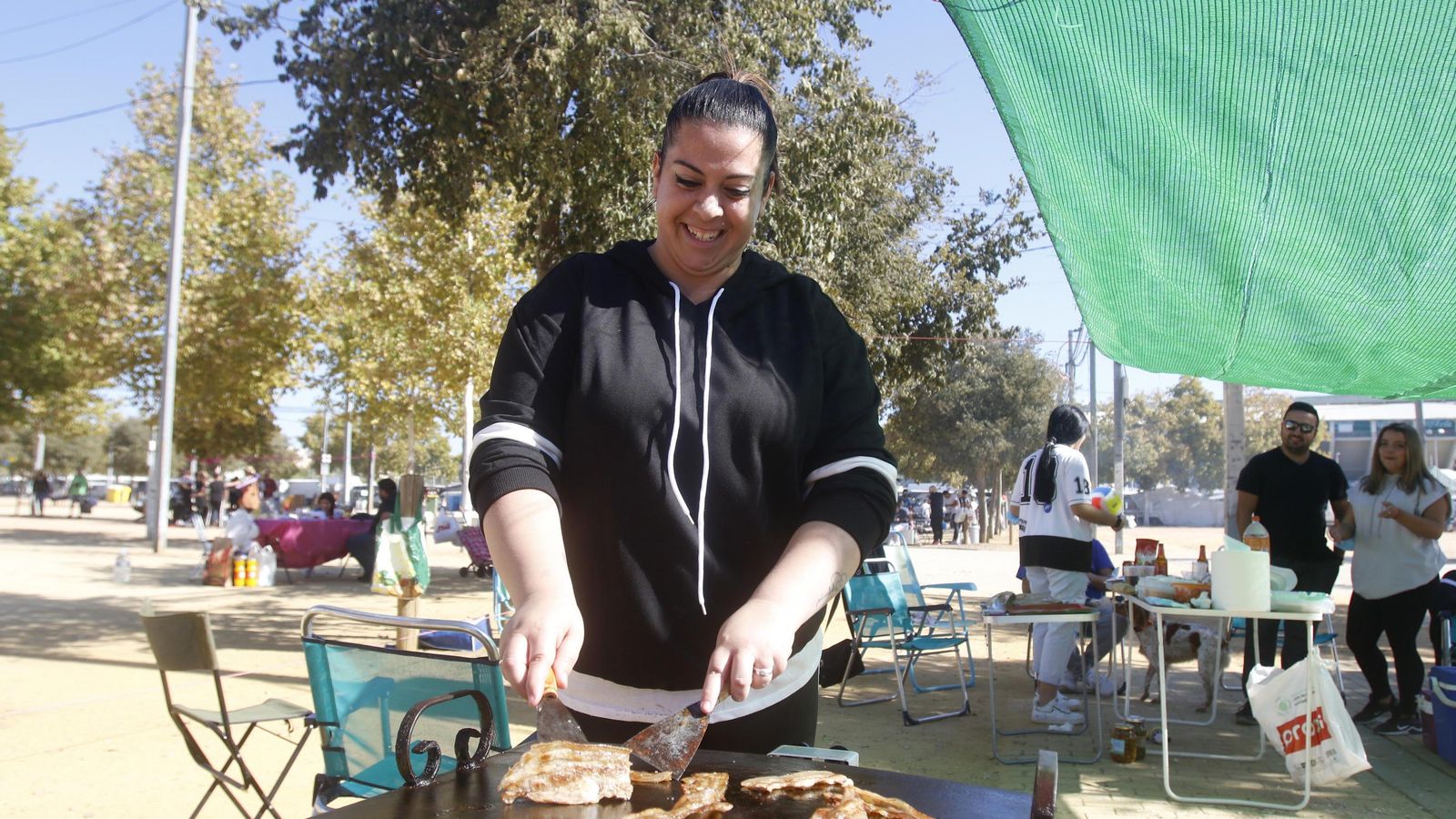 Raquel Herrera cocina unas chuletas.