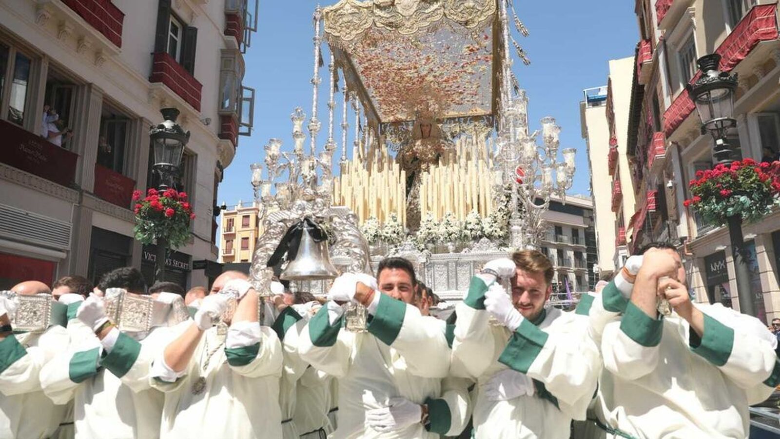 María Santísima del Amparo por calle Larios el Domingo de Ramos de 2019.