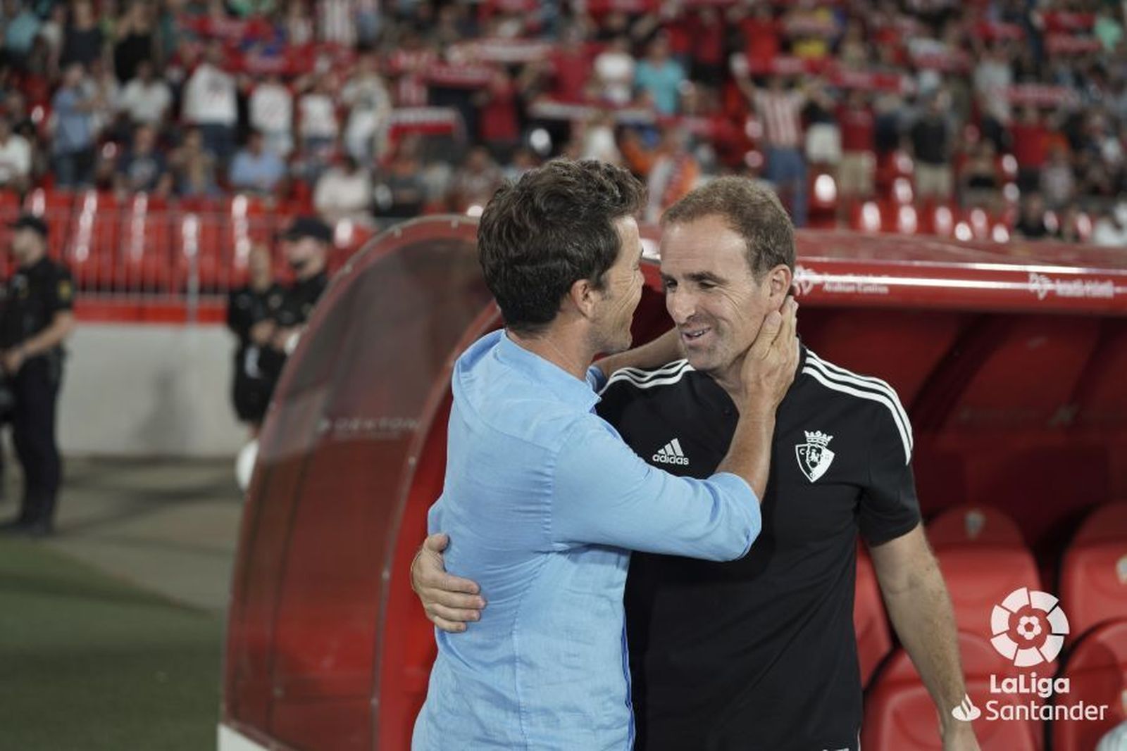 Rubi y Arrasate se saludan antes del inicio del choque