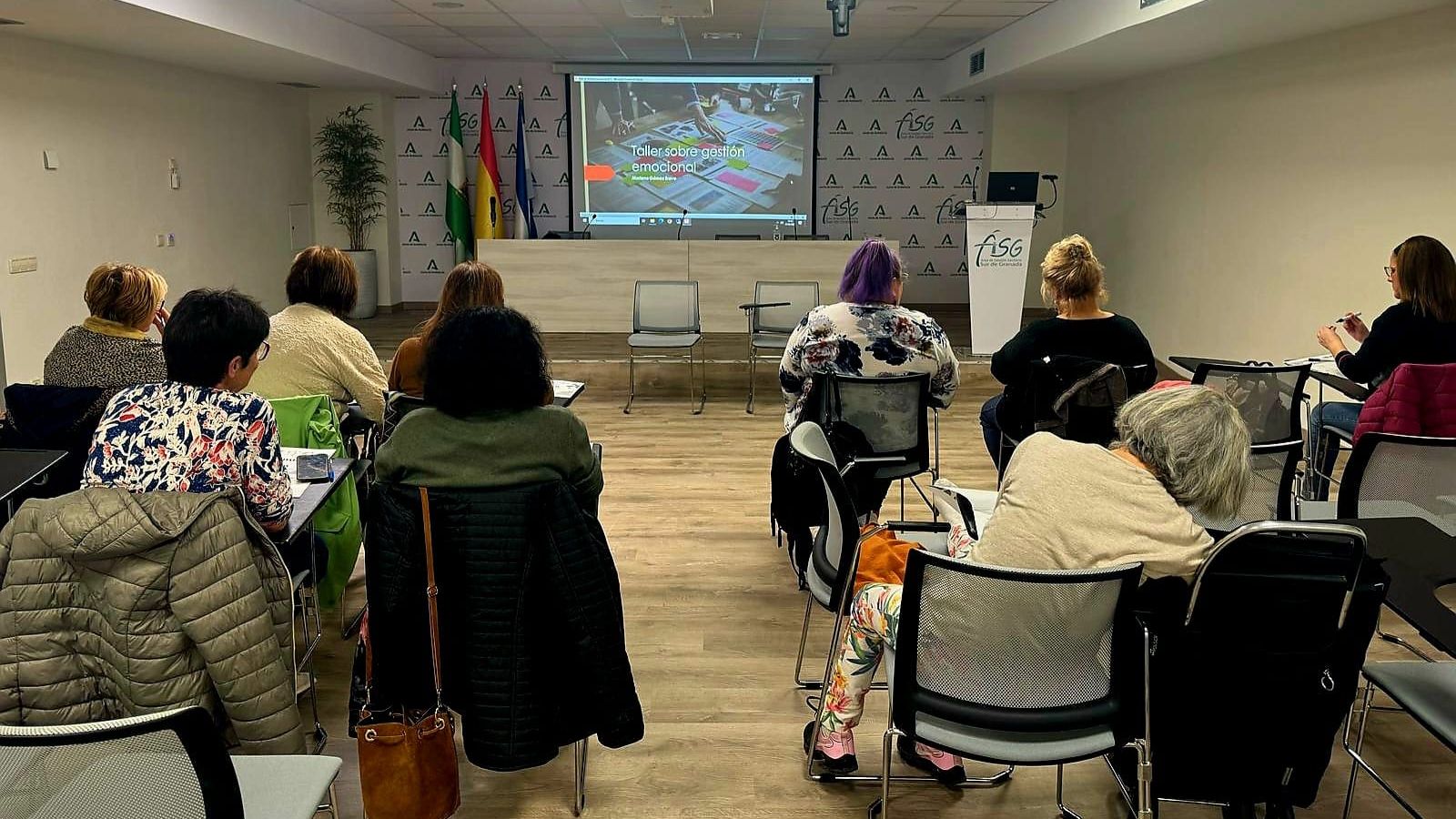 La última sesión, celebrada la pasada semana, ha congregado a una decena de personas en el salón de actos del centro