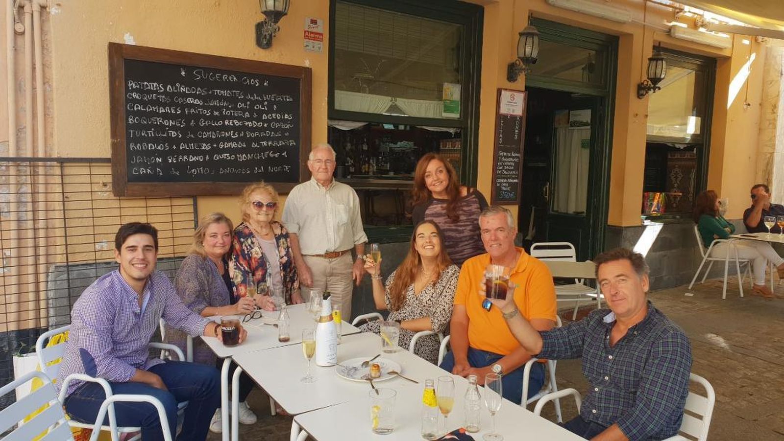 Celio Izquierdo con María de los Ángeles Salvador, Celia y Carmen Izquierdo, Joaquín Rodríguez, Johan van Vroenhoven y Santi Flethes, durante la comida en el restaurante Bar El Terraza.