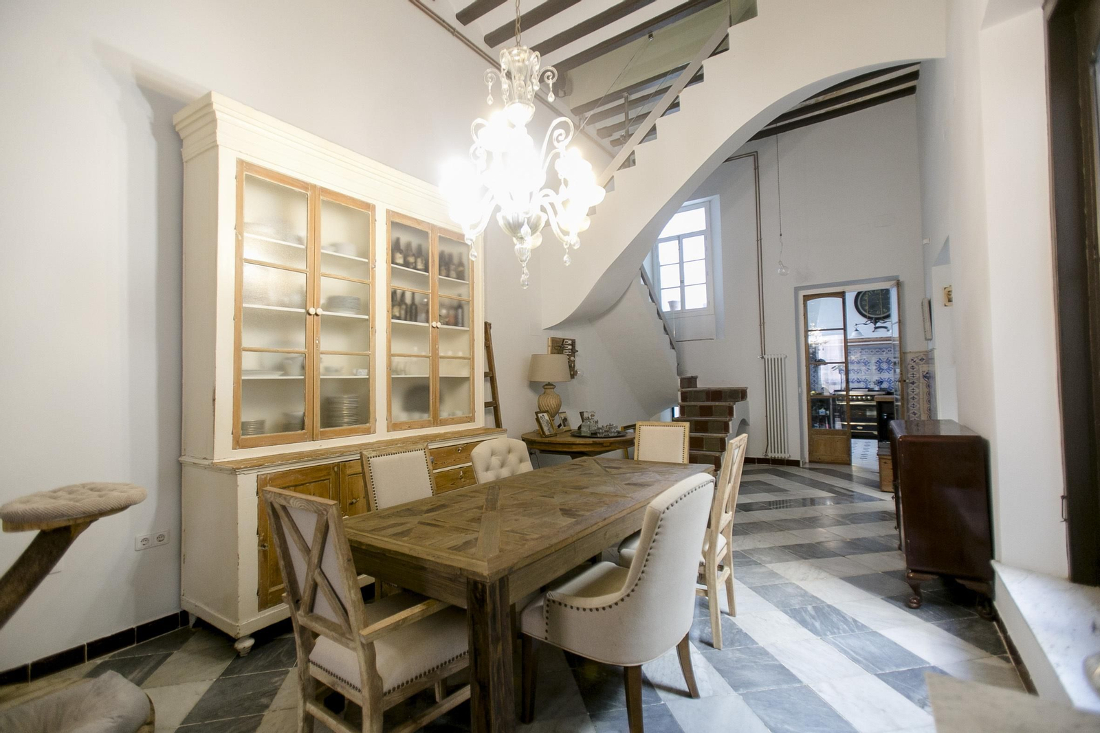 Comedor: Una antigua vitrina de la casa preside esta estancia que conduce a la parte superior de la vivienda.
