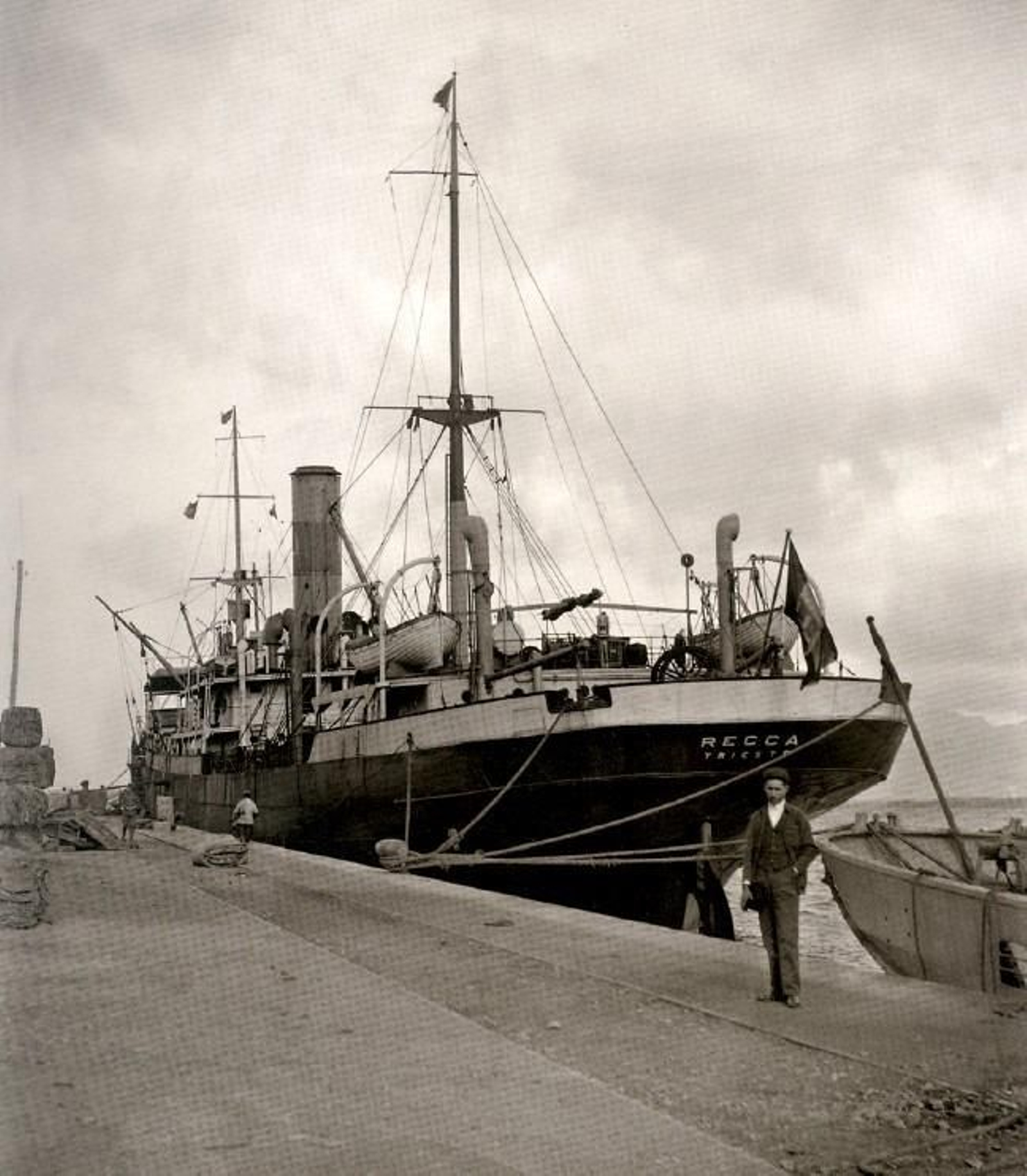 El buque mercante italiano 'Recca' atracado en el muelle de la Galera esperando cargar corcho. Año 1924 (Archivo de la A.P.B.A.). El buque mercante italiano 'Recca' atracado en el muelle de la Galera esperando cargar corcho. Año 1924 (Archivo de la A.P.B.A.).