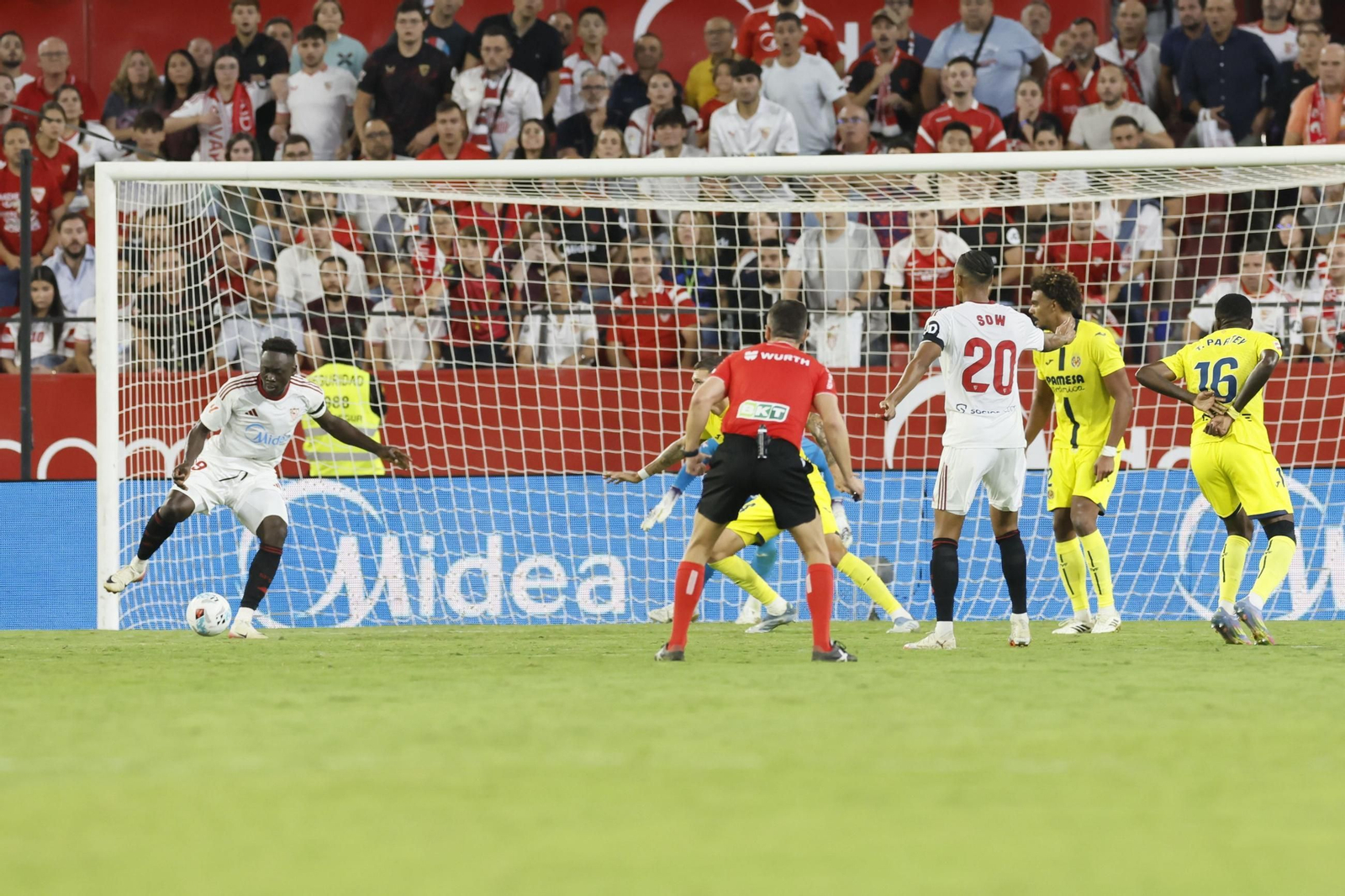 Akor Adams falla en su intento de remate de tacón cuando estaba solo en el tramo final del partido.