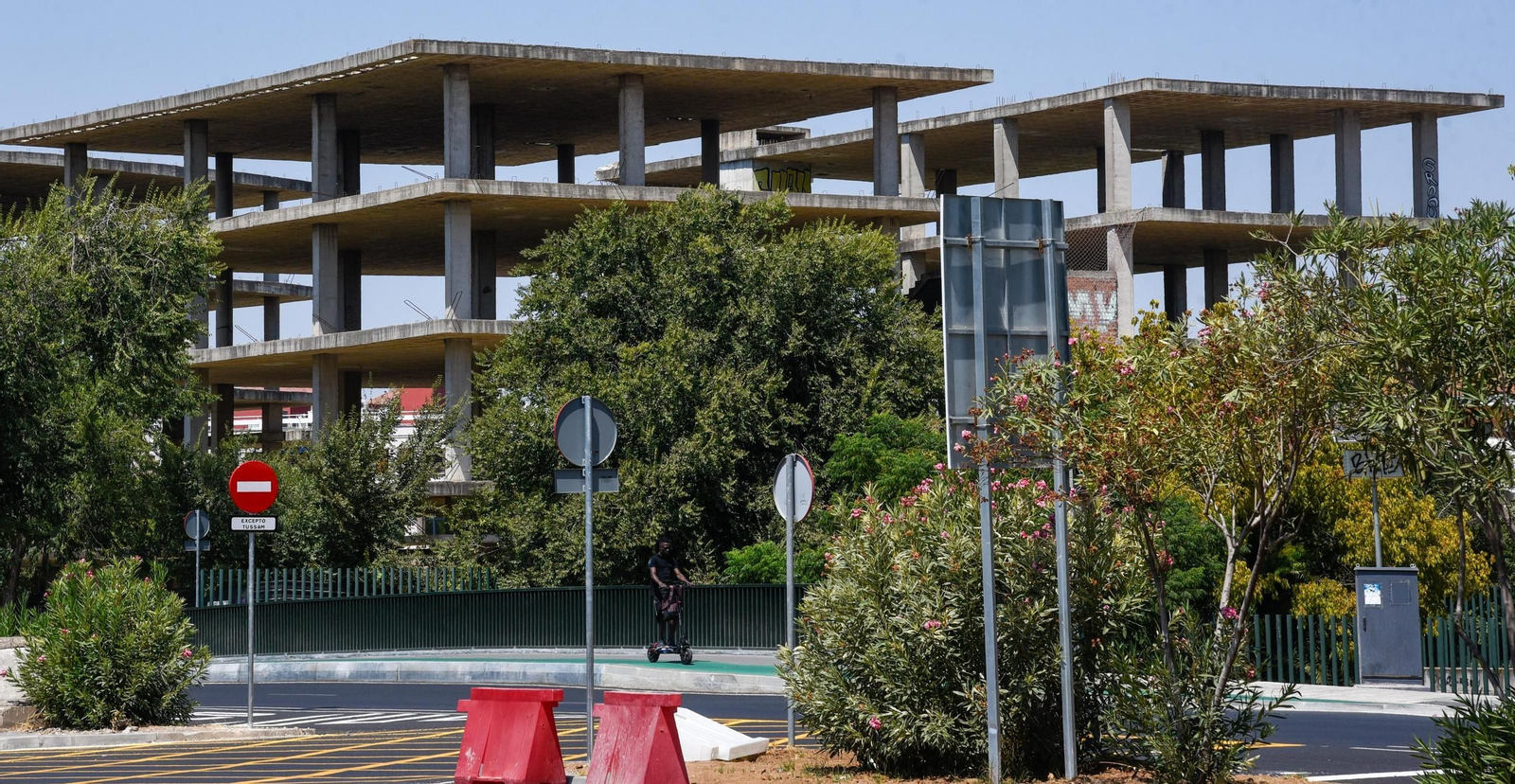 Edificios en estructura en la Avenida Alcalde Luis Uruñuela de Sevilla Este, donde construirán un hotel, una residencia y un supermercado Aldi